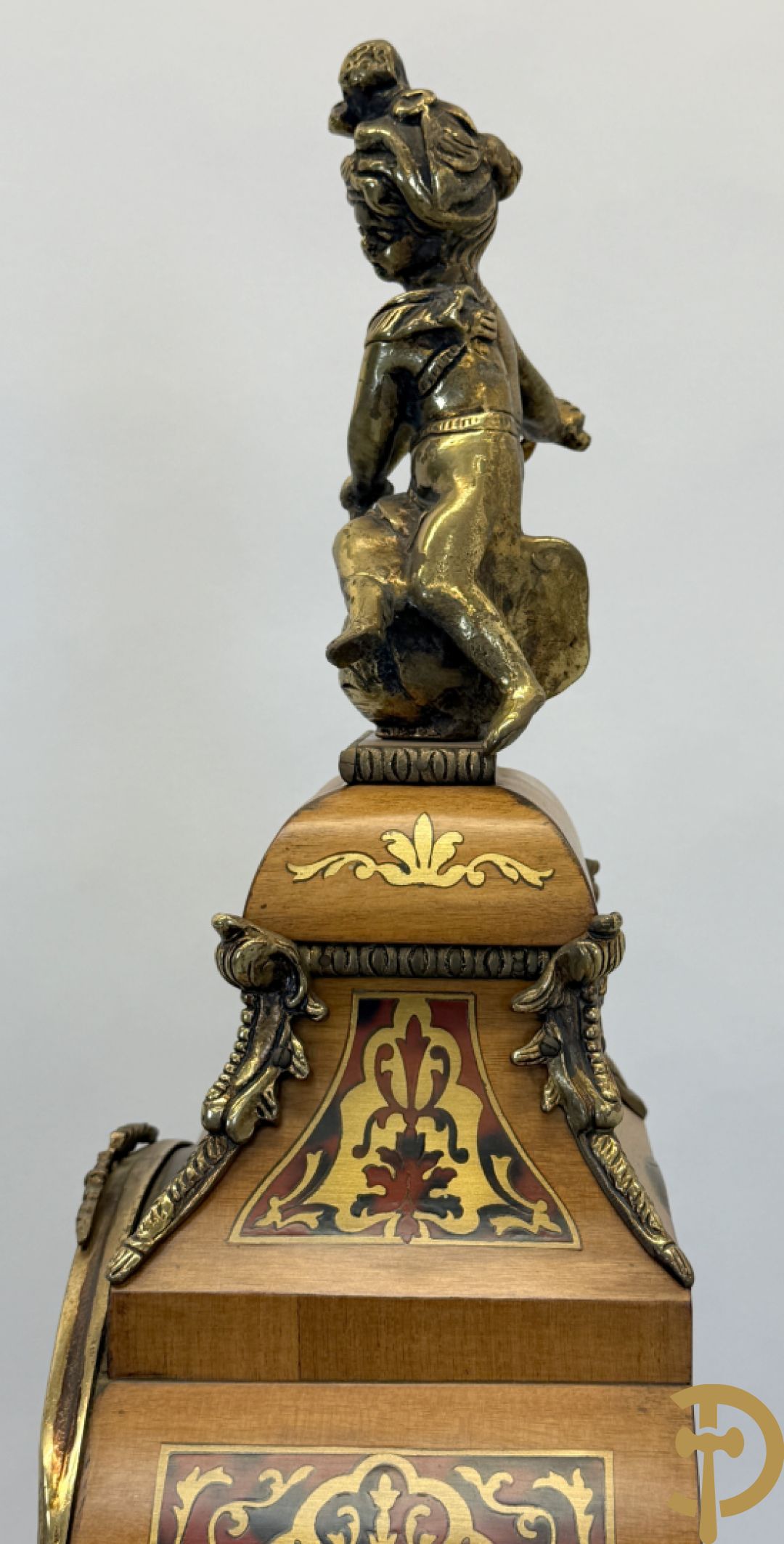 Italiaanse notelaren kartel met marqueterie en bronsbeslag, bovenaan bekroond met cupido - met bihhorende gemarqueteerde console met inleg van koper en schildpadimitatie, decor van amfoor en bronzen medusahoofd