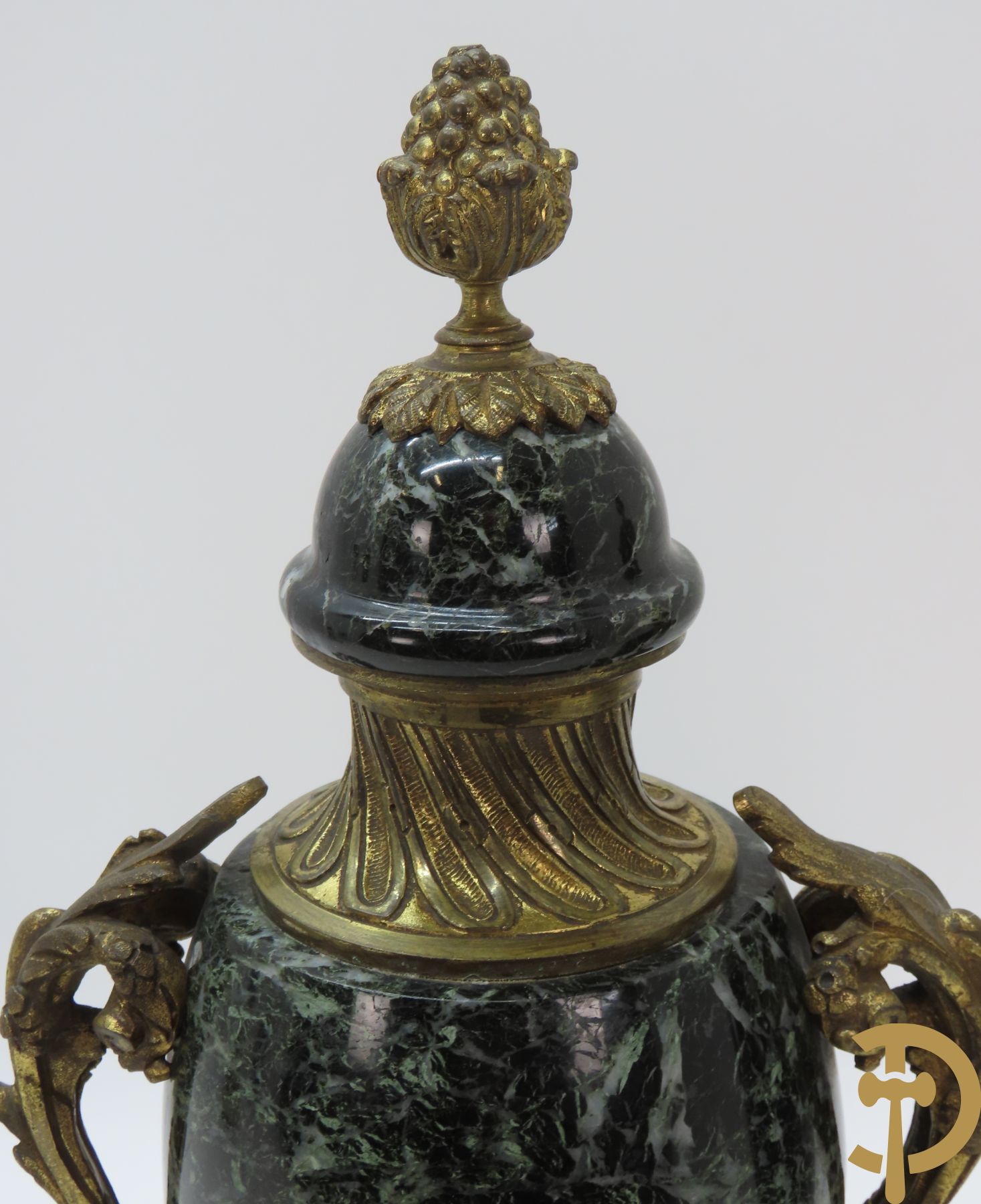 Driedelige marmeren garnituur : middenstuk met 4 zuilen bekroond met leeuw en kwikslinger + paar cassolettes met bronsbeslag