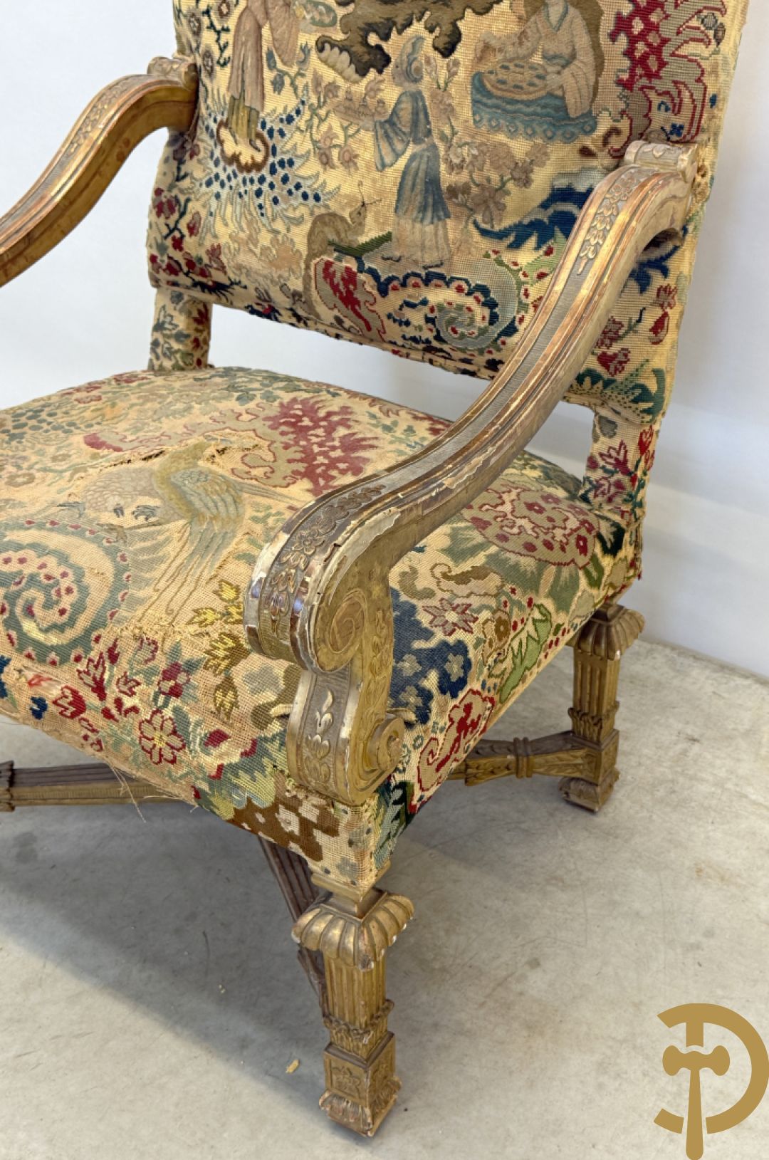 Vier vergulde Louis XIV kasteelarmzetels met geanimeerde scènes in petit points, 19e