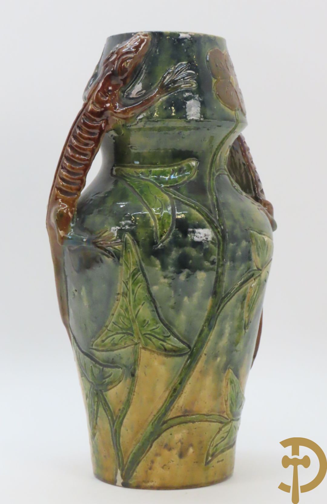 Vlaamse aardewerken vaas met salamander en bloemendecor, VH gemerkt (Van Humskerk)