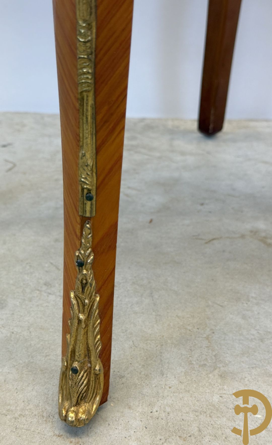 Paar notelaren Louis XV bijzetkastjes op hoge poten met 2 lades, bezet met bronzen ormamenten en marmeren blad