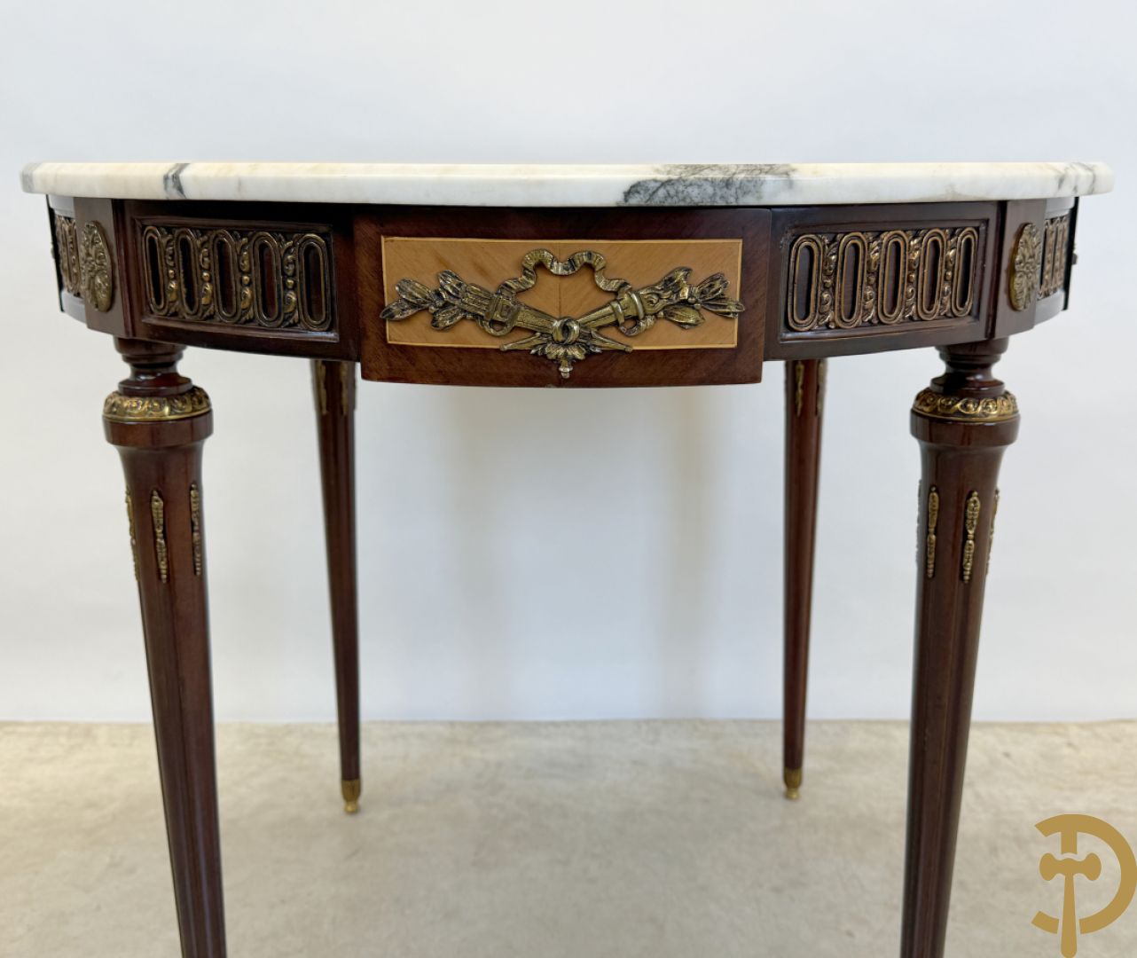 Ronde salontafel met bronsbeslag en marmeren blad op gecanneleerde poten