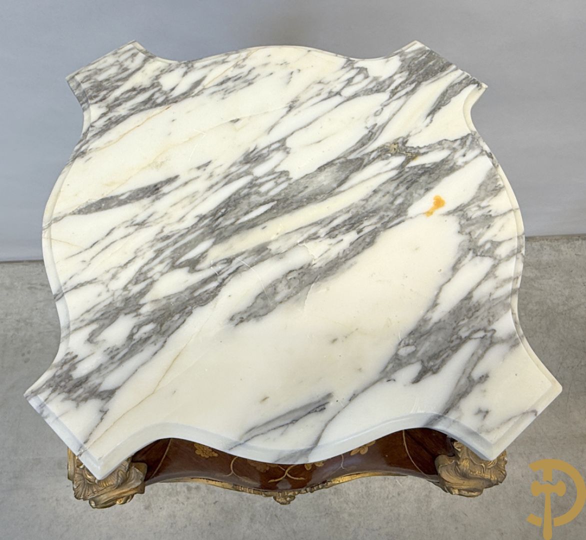 Paar notelaren gemarketteerde zuilen bezet met bronsbeslag en Louis XV motieven op voluutvormige poten - bovenaan met marmeren geaderd blad