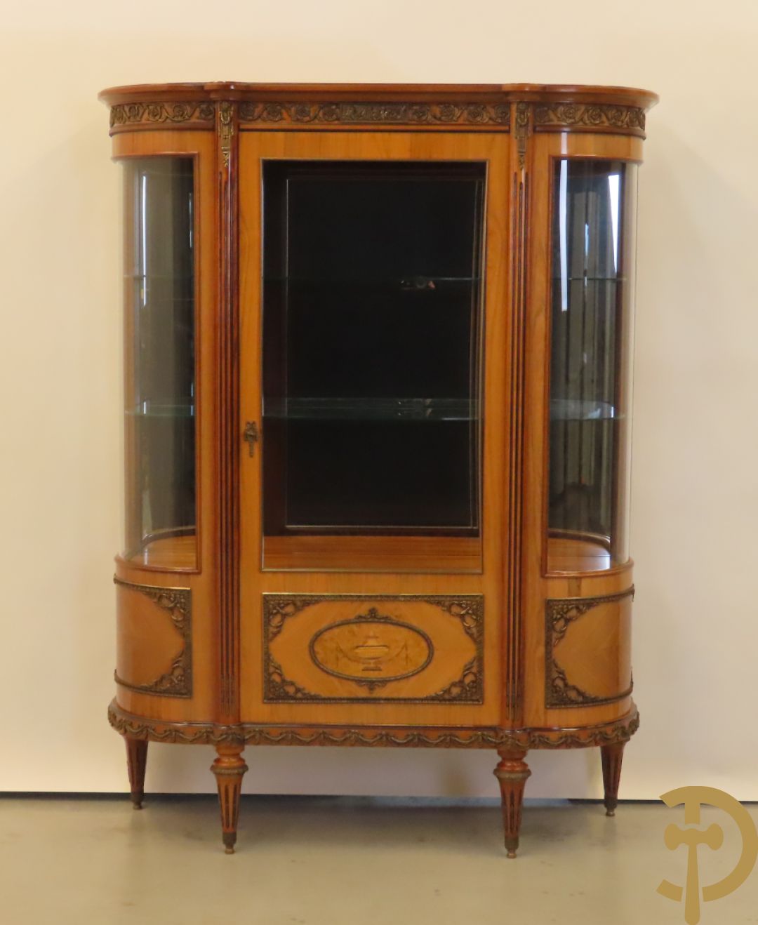 Notelaren eetkamer Louis XVI stijl bestaande uit vijfdeursdressoir met bloemenmarquetterie, bronsbeslag en wit marmeren blad, ovale uittrekbare tafel, 6 stoelen met leder bekleed en gegalbeerde vitrine met geslepen ruitjes