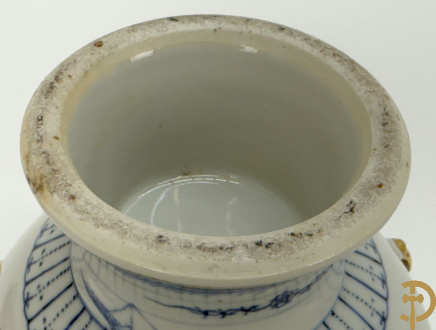 Chinese porseleinen coupe met deksel en vergulde oren