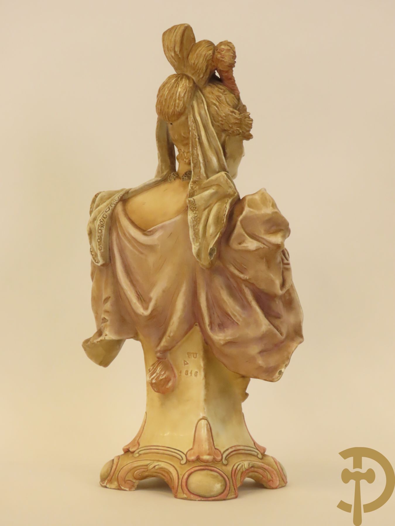 Meerkleurige porseleinen damesbuste + 14 biscuits