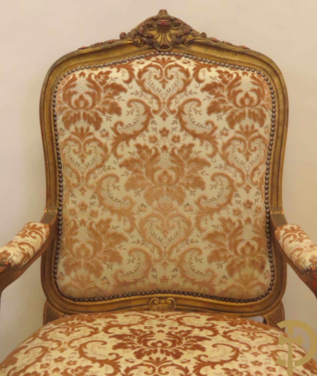 Vijfdelig verguld Louis XV salonensemble bestaande uit canapé en 4 fauteuils - met mooie accanthusranken en bloemensculptuur