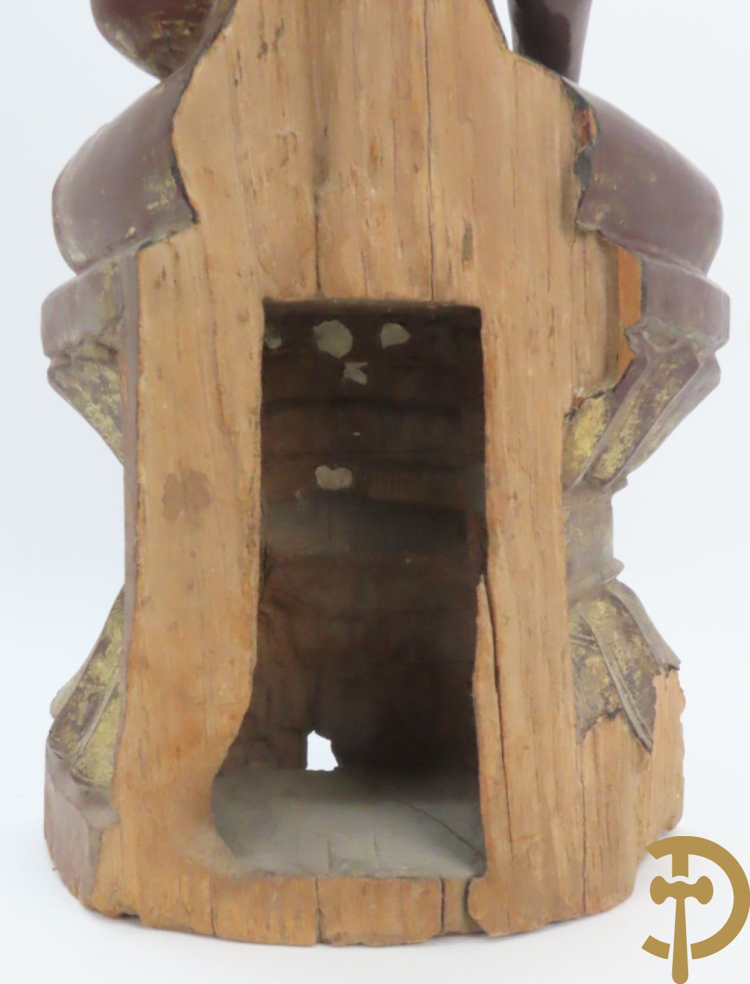 Houtgesculpteerde zittende boedha