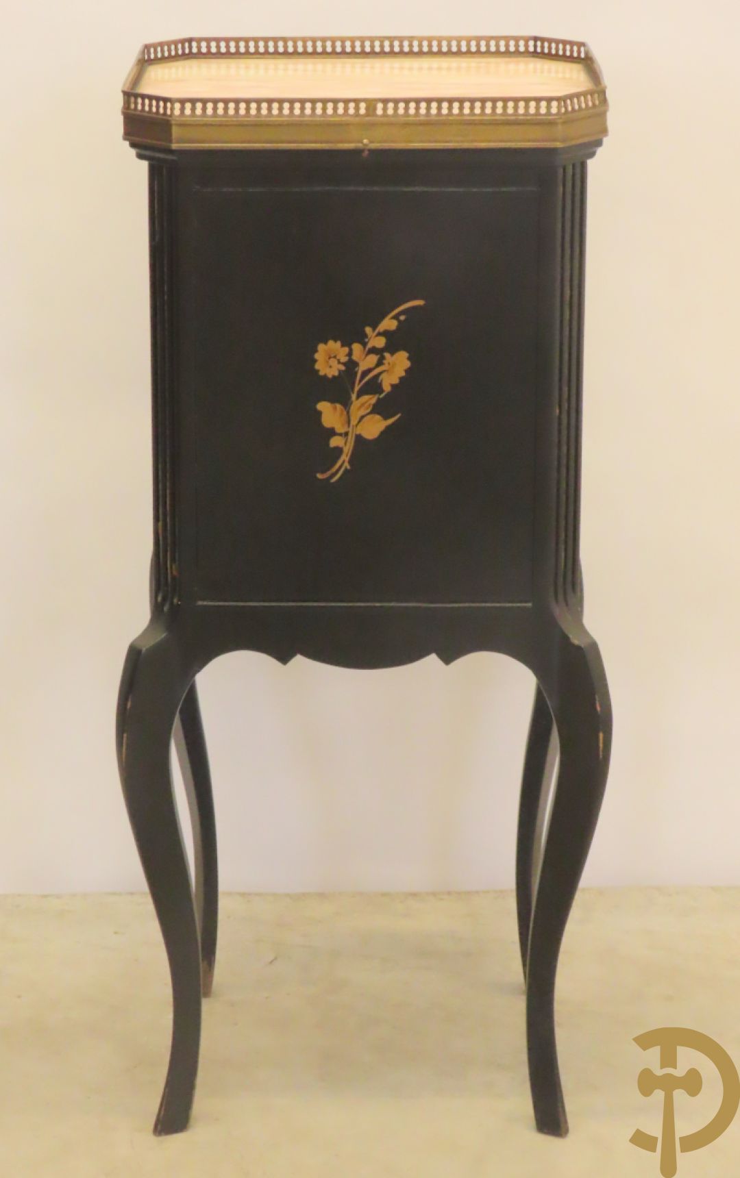 Zwart gelakt bijzetkastje met  2 lades beschilderd met bloemenmotieven, bovenaan met marmeren blad