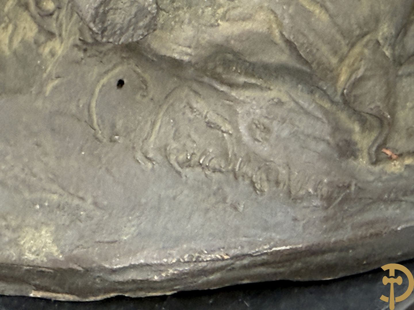 CLODION getekend - Paar elegante bronzen dames met tambour en fruit, geflankeerde door jonge faune, op marmeren klokstel - opgebouwd als garnituur met 2 kandelaars met bronzen kindjes dragende een toorts met bloemen en kaarsen