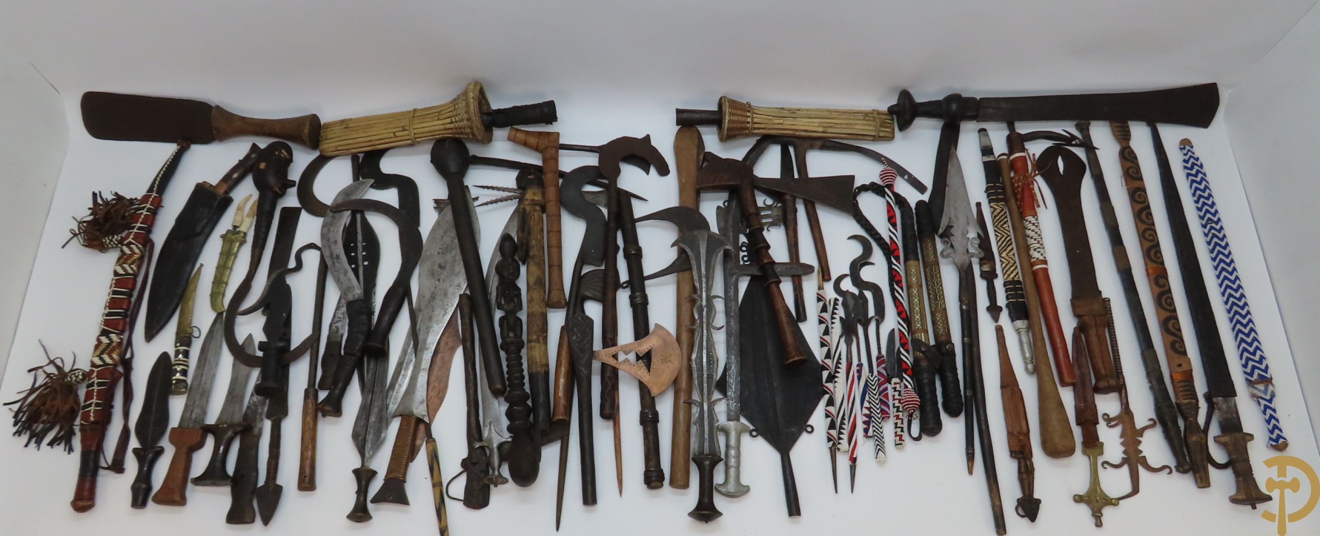 Lot Afrikaanse machetes, zwaarden en andere etnische wapens