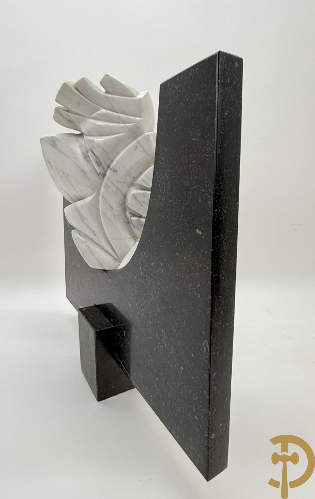 Ongetekend wit marmeren beeld op granieten onderstel