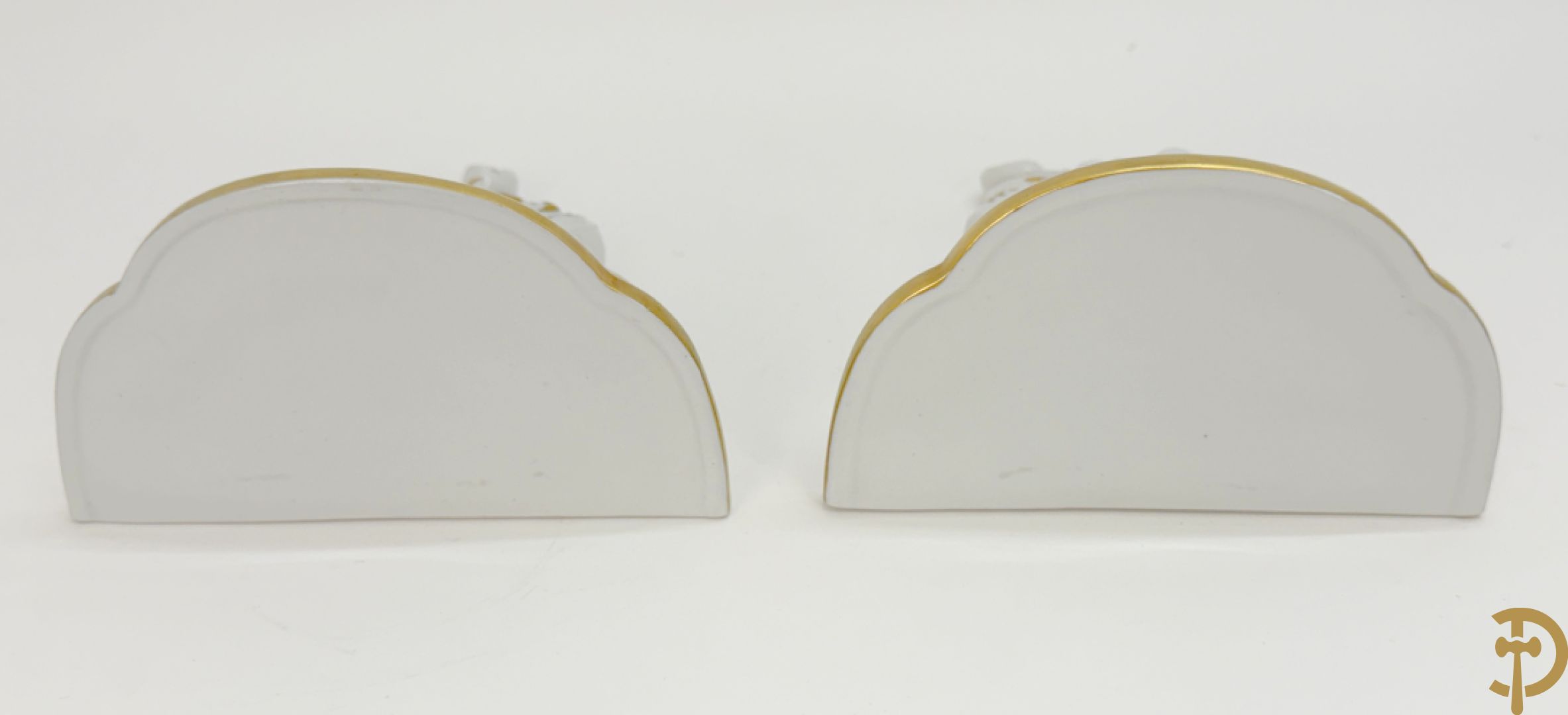 Vijf porseleinen lieftallige figuren, Unterweisbach en Sax + 2 porseleinen consooltjes met rocailles