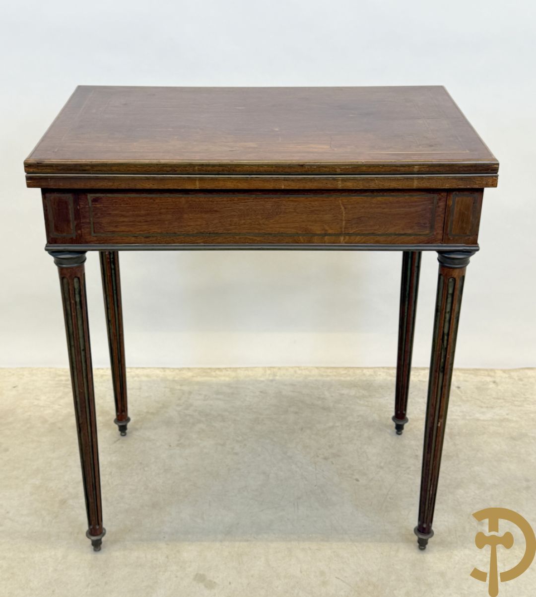 Openklapbare speeltafel en ingewerkt schrijfbureau met koperinlegwerk