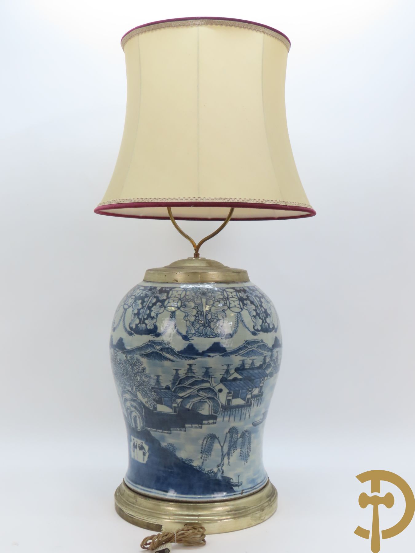 Chinese porseleinen potiche omgebouwd als lampadaire met geanimeerd landschapsdecor