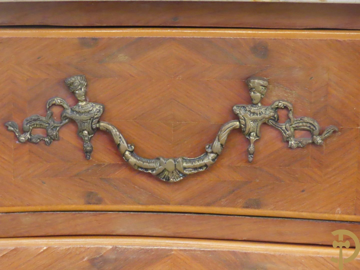 Notelaren gebombeerde drieladencommode met bronsbeslag en mazarinkoppen opzij - bovenaan met marmeren blad