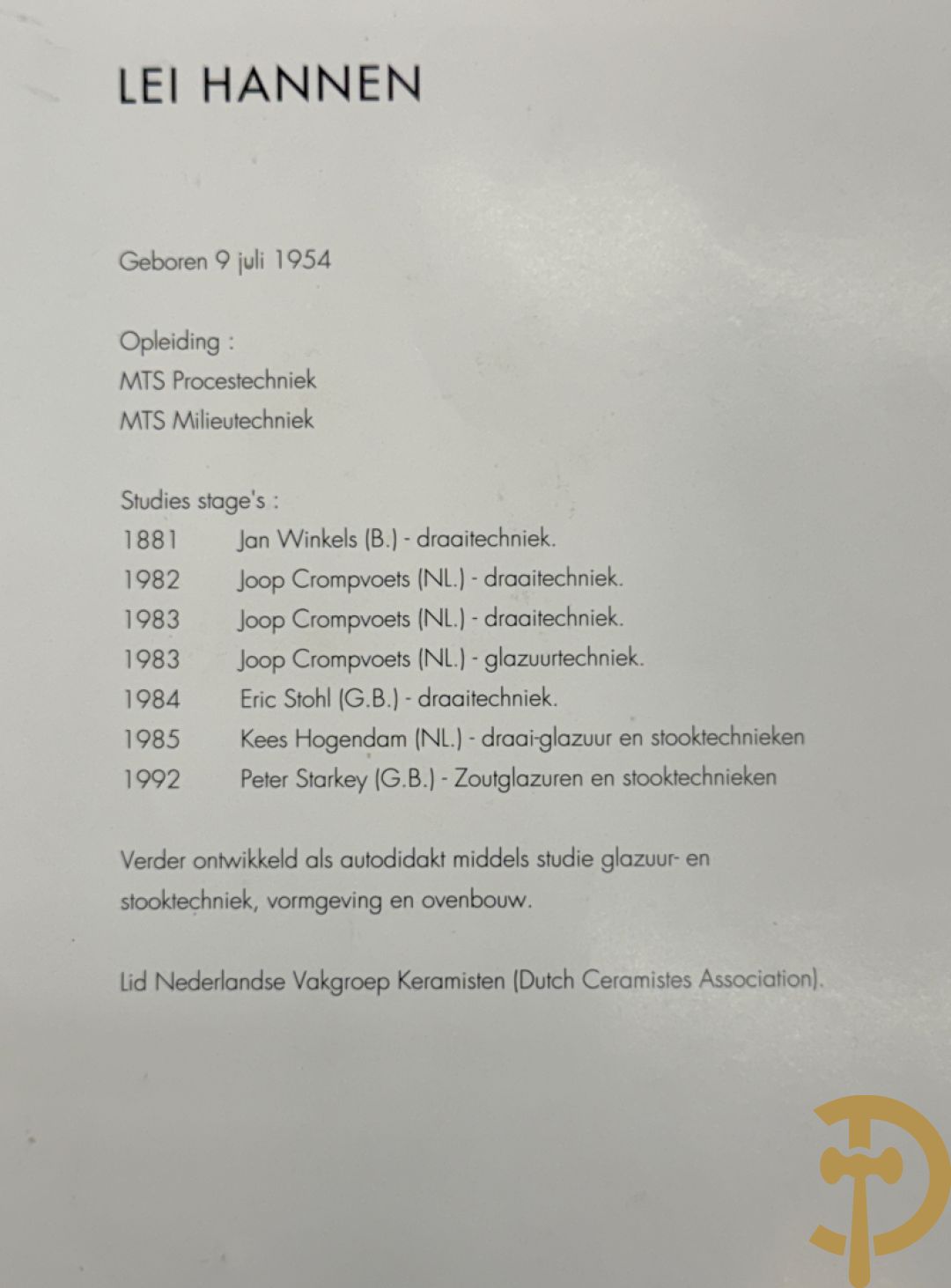 LEI HANNEN (van) onderaan gemerkt - Paar design dekselpotiches van geglazuurde keramiek