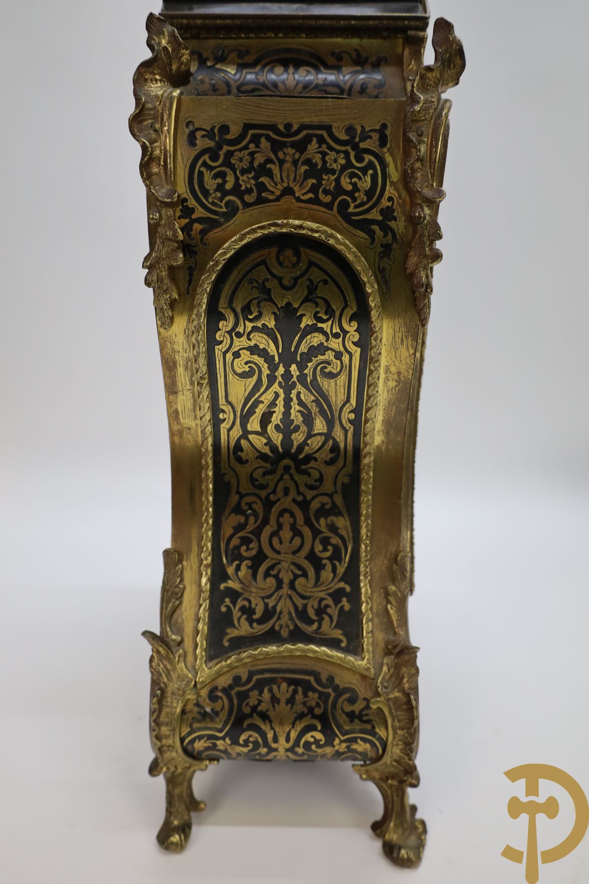 Napoleon III boulle kartel bezet met bronzen ornamenten van accanthusranken - bovenaan bekroond met trompetspelende cupido - op muurconsole