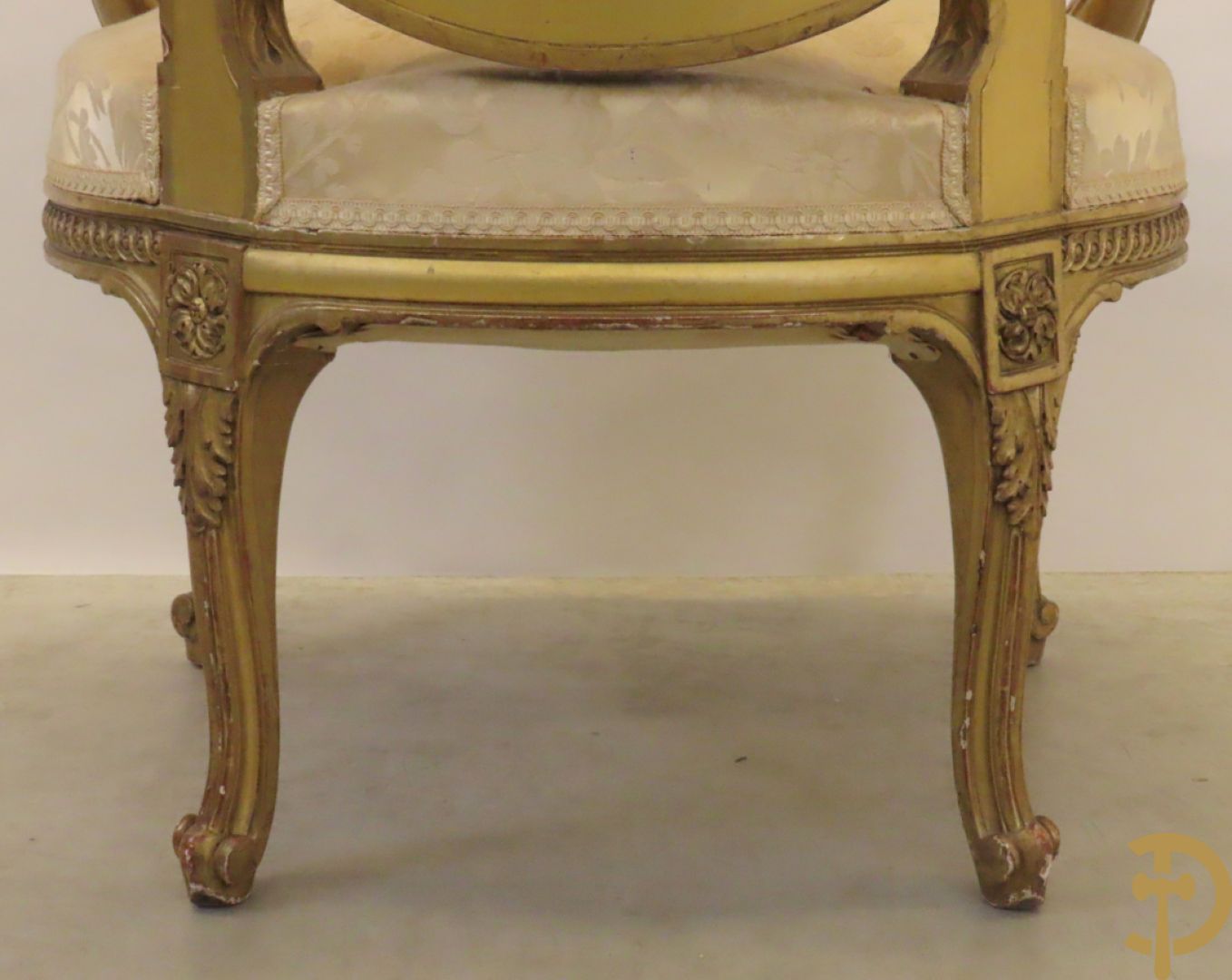 Vergulde armzetel met ovale medaillon bezet met bloemendecor, Louis XVI stijl, 19e