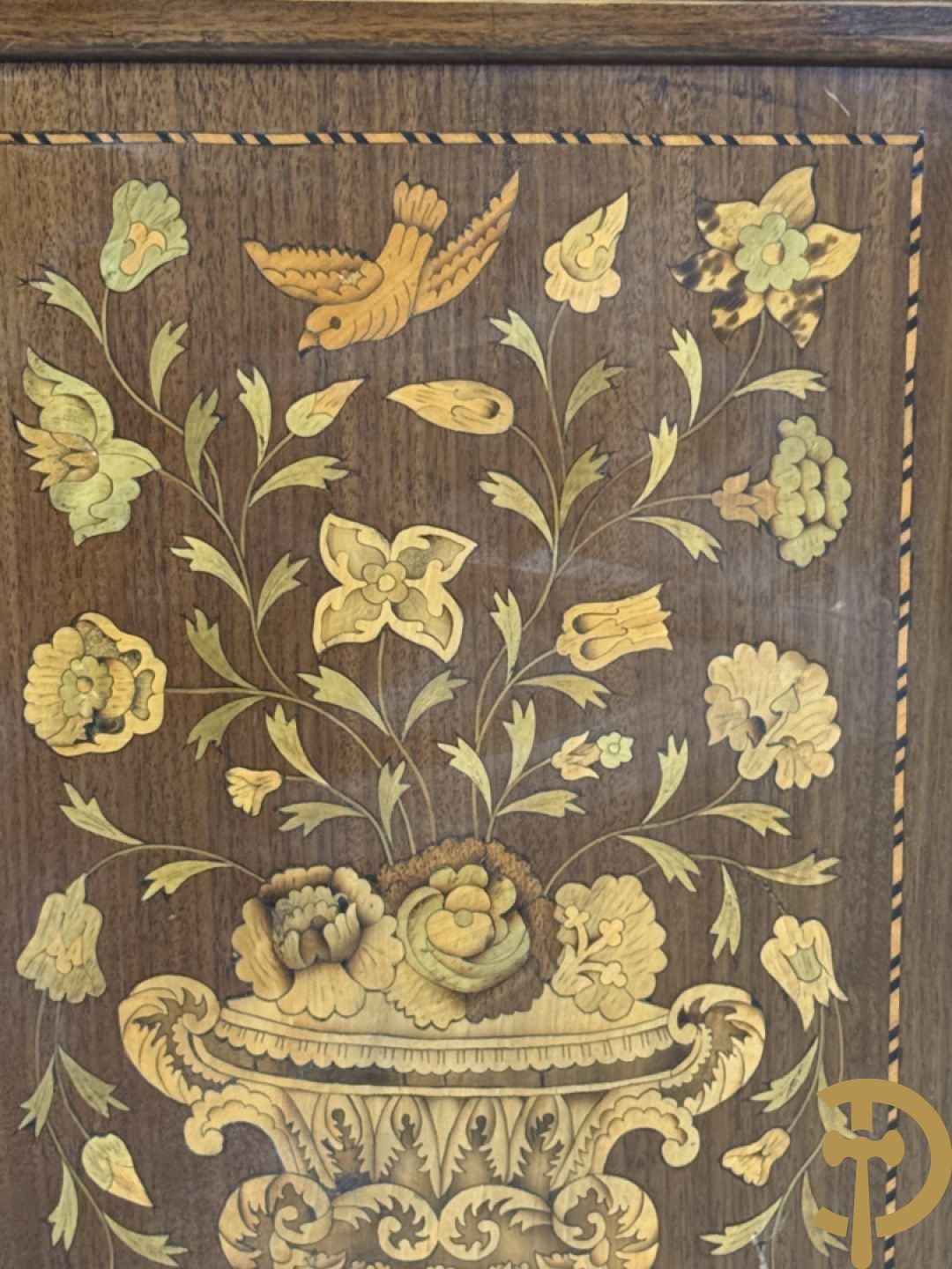 Hollandse vitrine met gemarketteerd bloementafereel, bovenaan met 2 beglaasde deuren en rocaille als kuif - onderaan met 2 gesloten deuren bezet met amforen, vogels en bloemenmarketterie