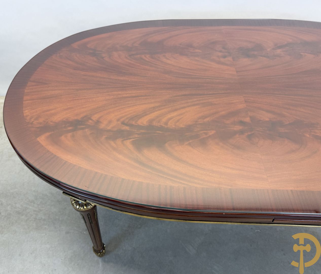 Ovale notelaren tafel bezet met bronsbeslag op gecanneleerde poten