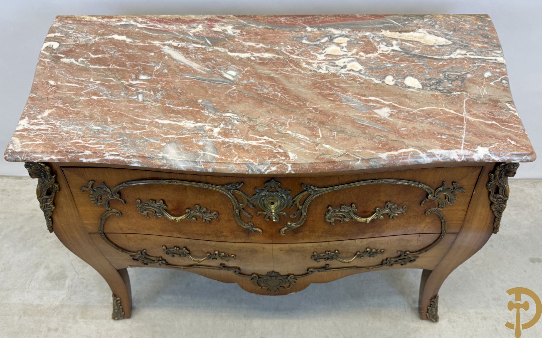 Notelaren Louis XV tweeladencommode met bronsbeslag en marmeren blad