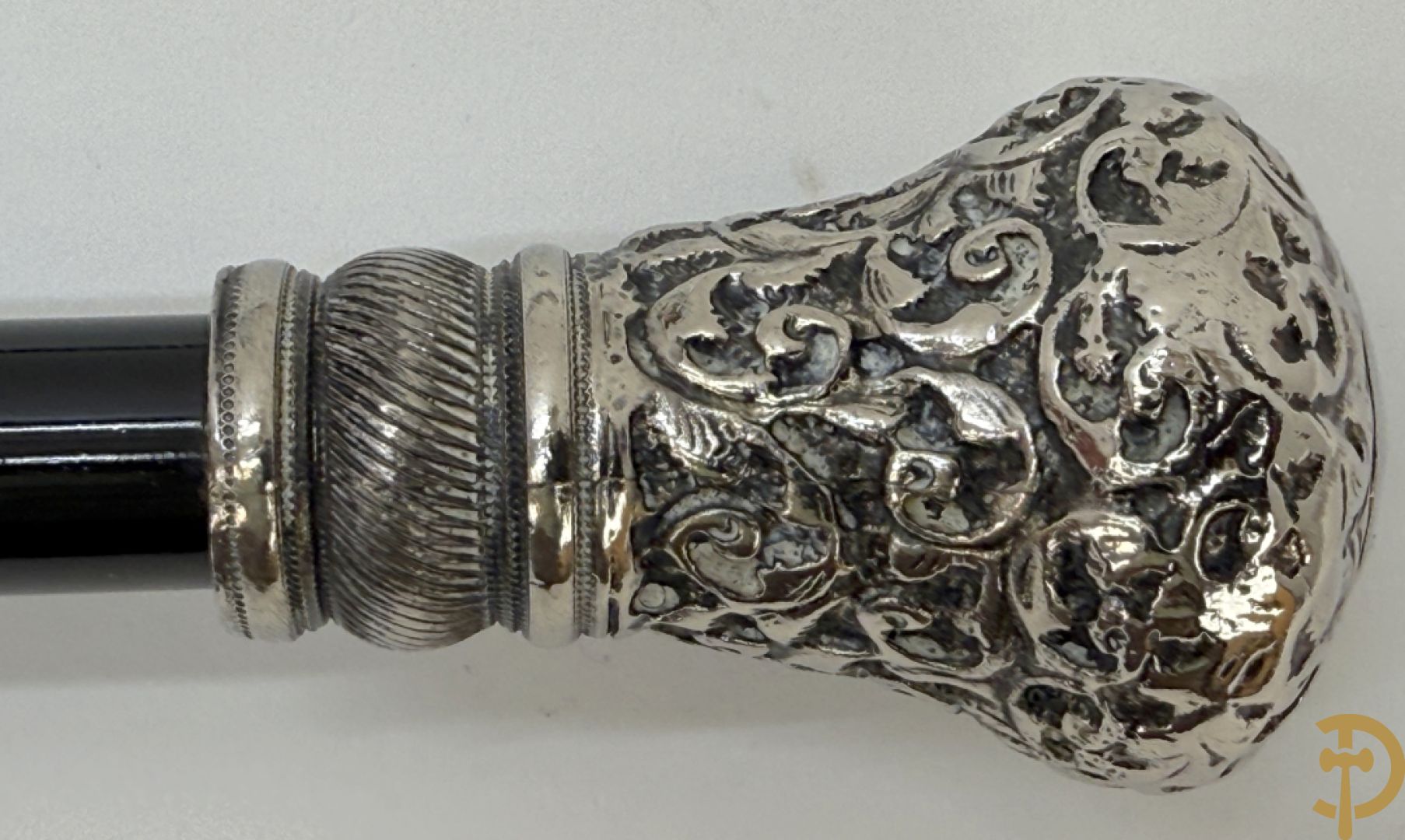 Drie wandelstokken met verzilverd handvat