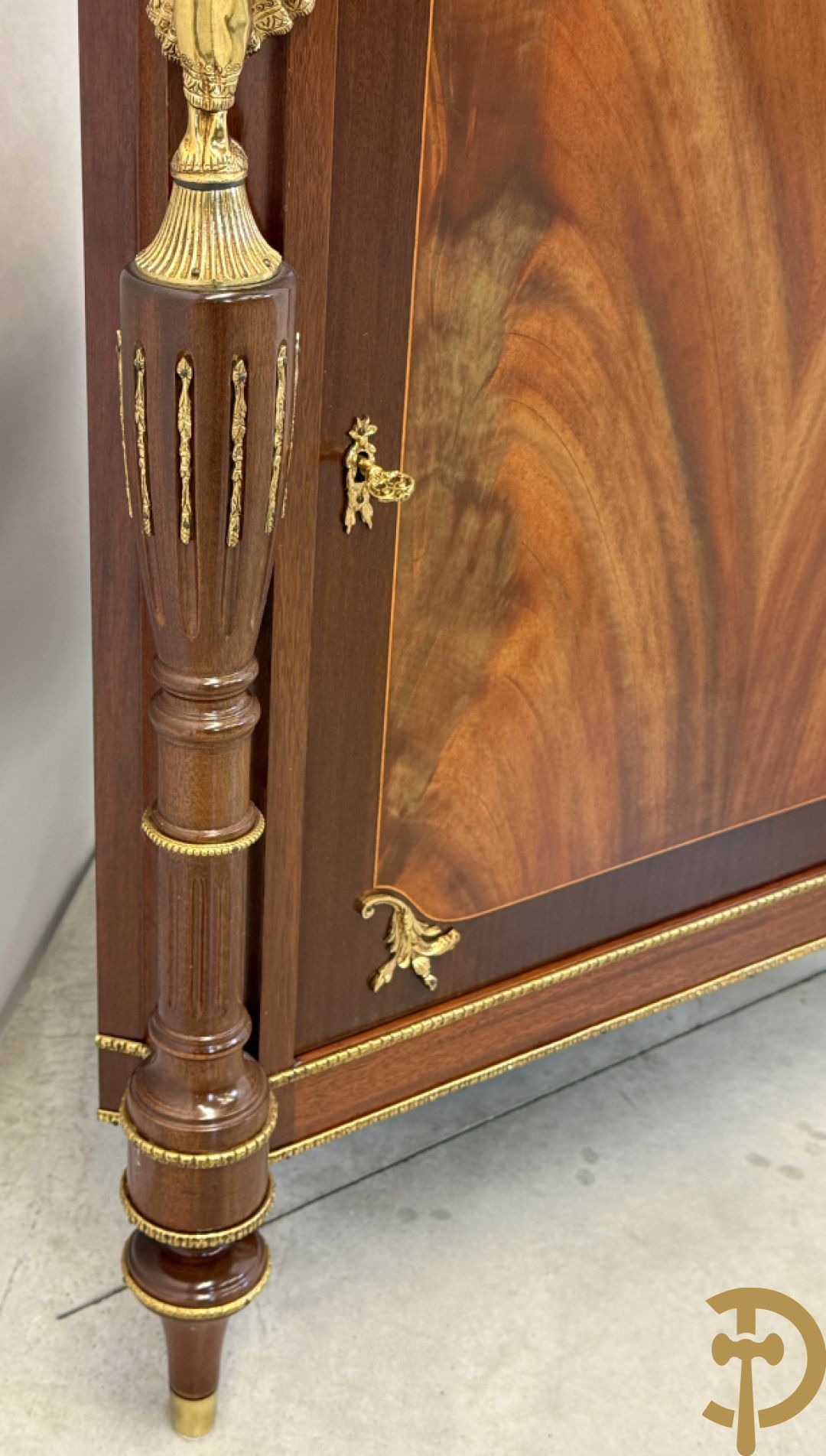 Notelaren hoekkast bekroond met dame, zijdelings met ballusters - met wit marmeren blad