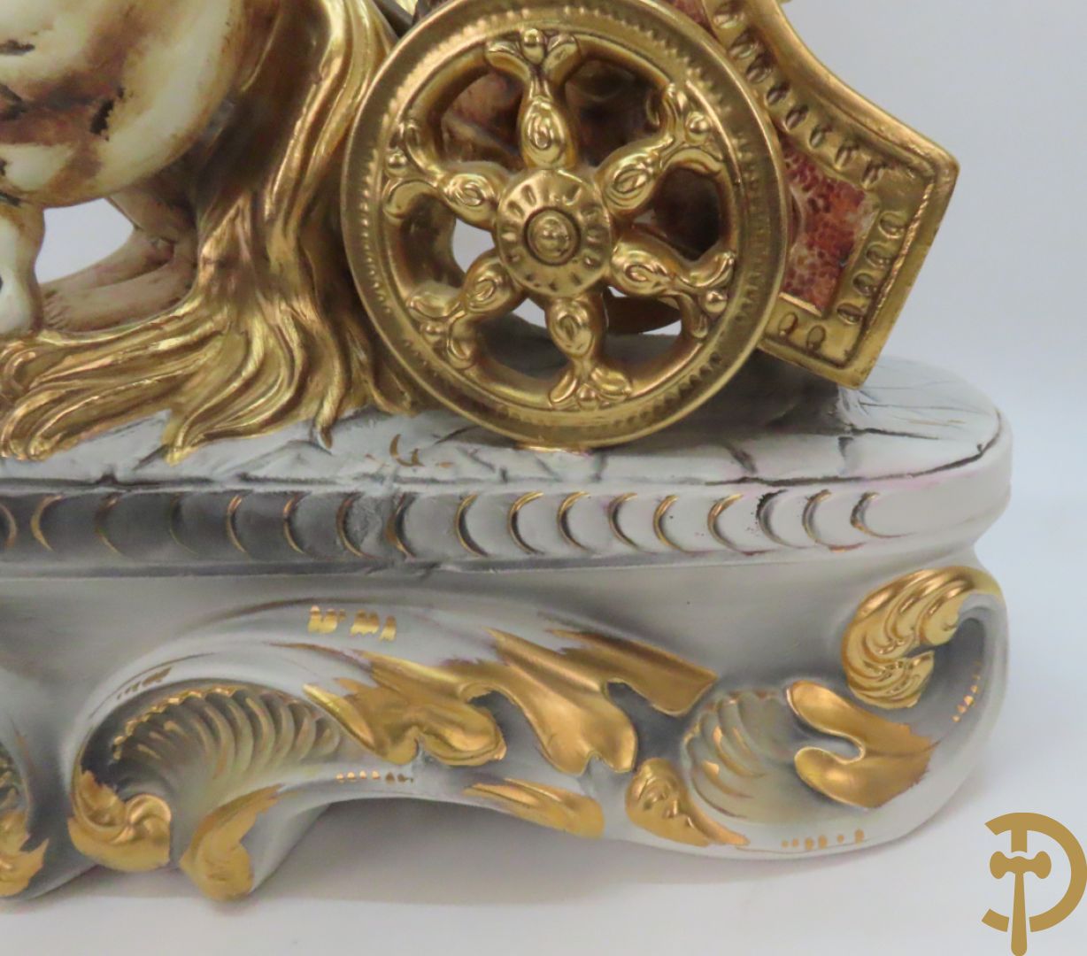 Beeld van strijdwagen met steigerende paarden 