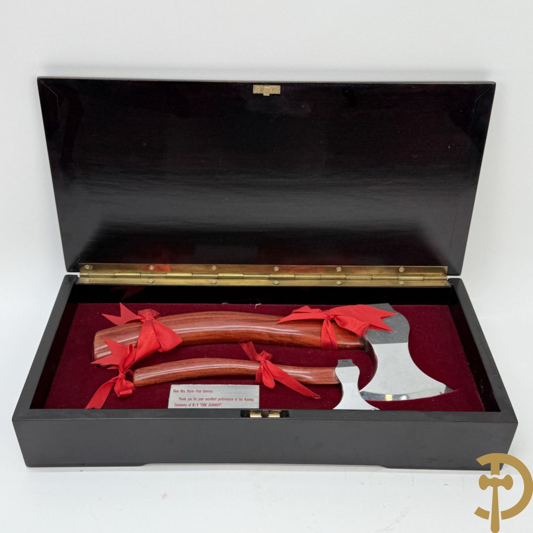 Paar bijltjes ter gelegenheid van inhuldiging van een schip in houten kistje met decoratie van oosterse boot, Dear Mrs. Marie-Paul Saverys : Thank you for your performance et the Naming Ceremony of M/V "CMB Jeannot" Hudong - Zhonghua Shipbuilding (Group) Co., L.M., March 14th, 2005