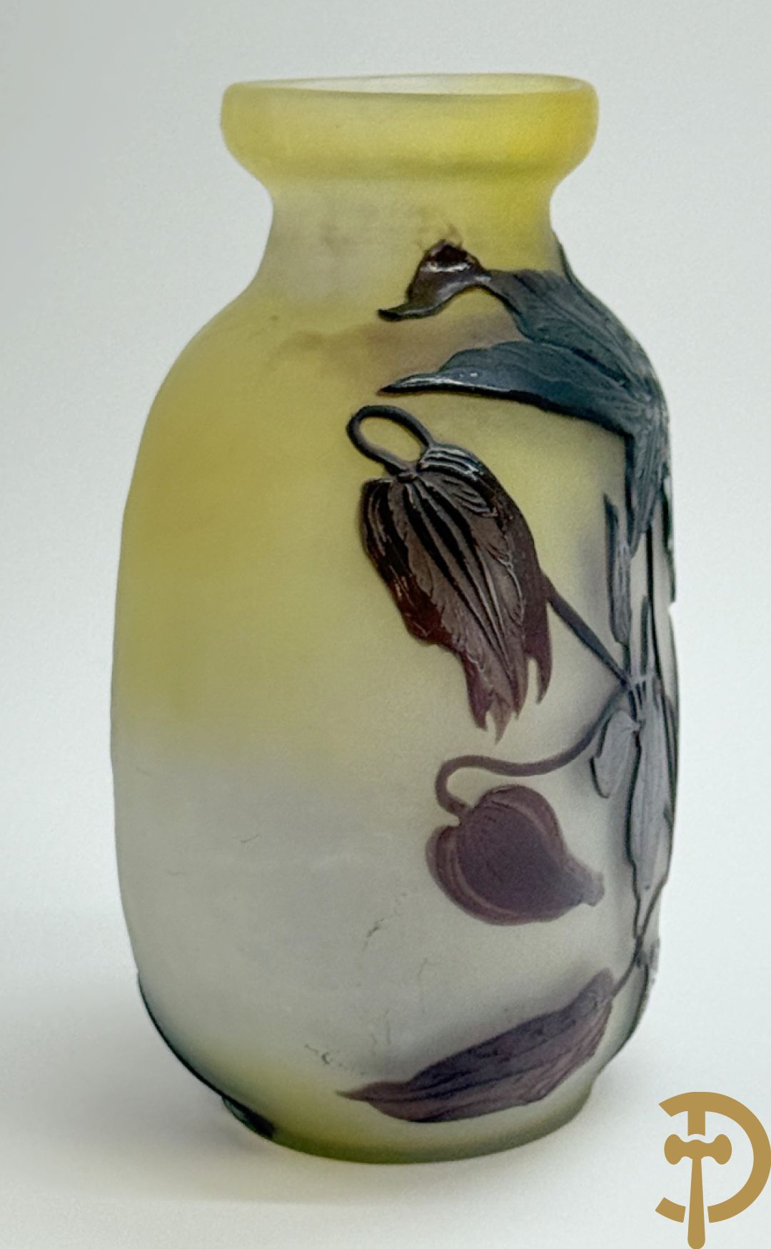 Art Nouveau vaas met gestyleerde bloemen, gezuurd en getekend Gallé