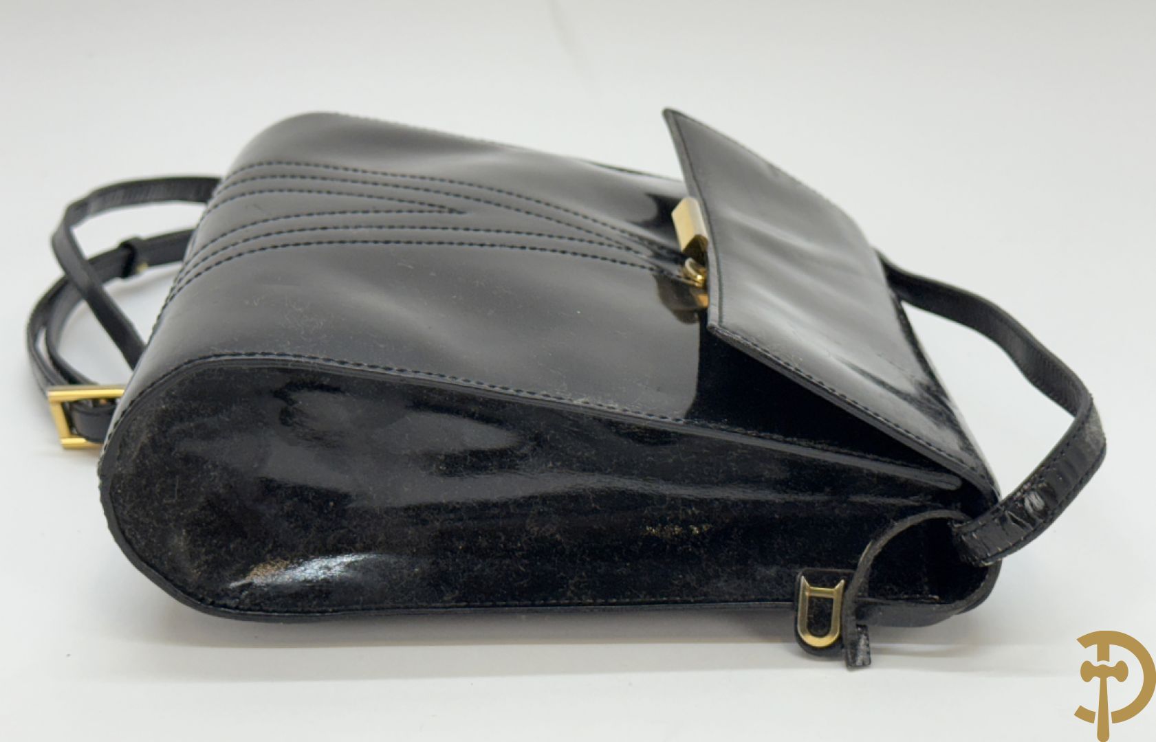 Blauwe lederen vintage Delvaux handtas + gelakte zwart lederen vintage Delvaux handtas met zak