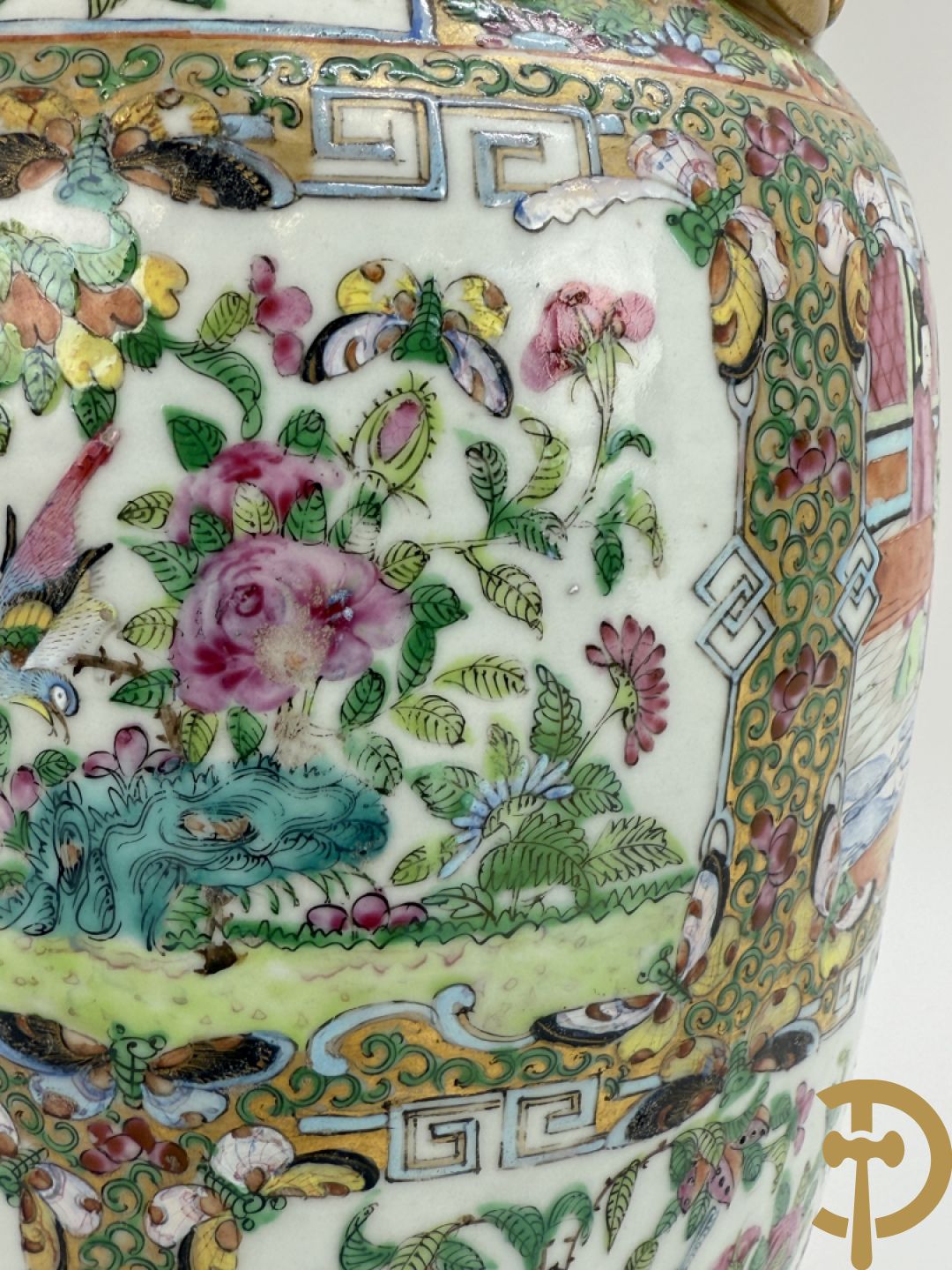 Chinese porseleinen Kanton vaas met geanimeerde taferelen en natuurdecor