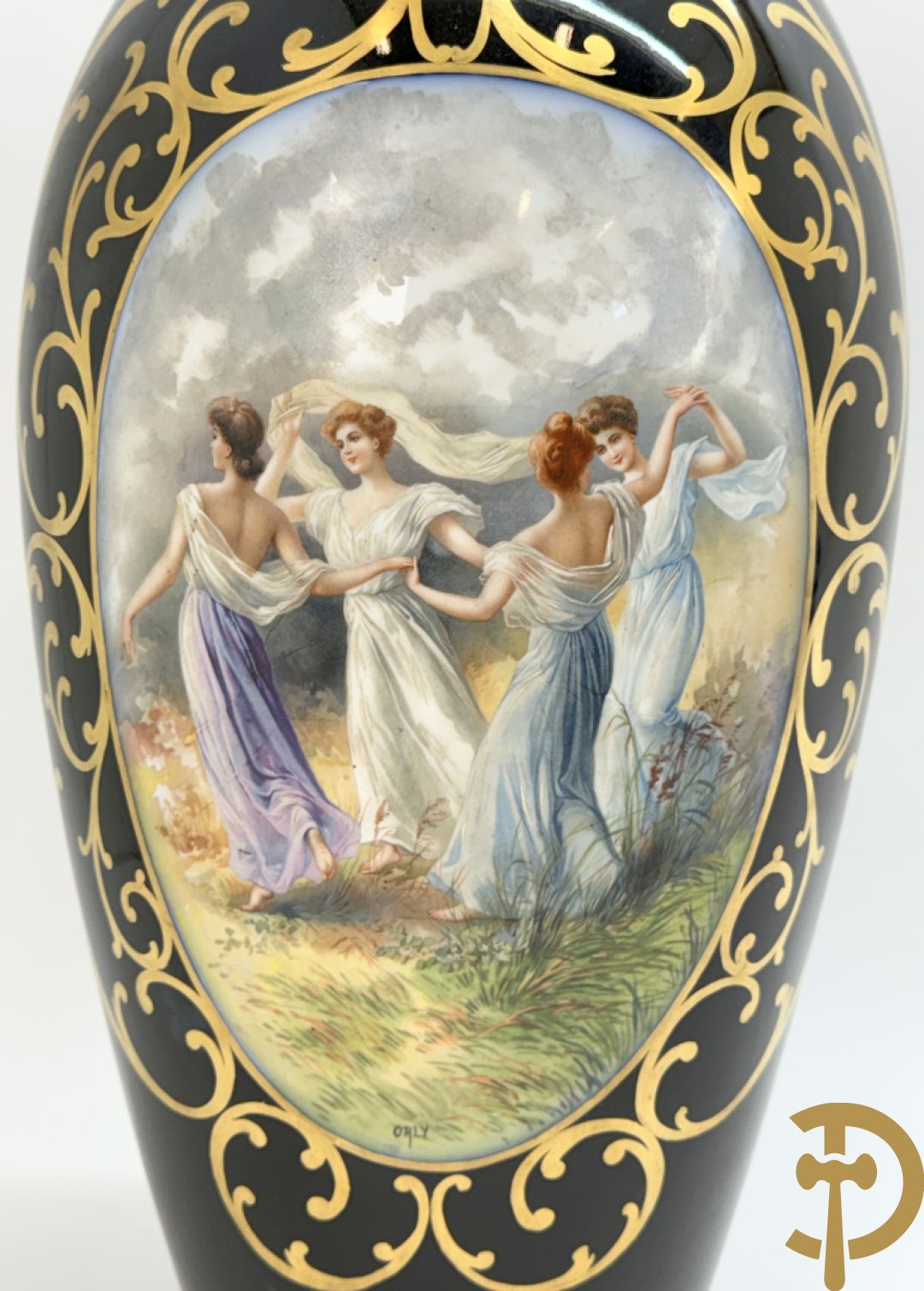 Porseleinen siervaas met idyllisch landschap met 4 dansende dames op blauwe fond, gemerkt Orly