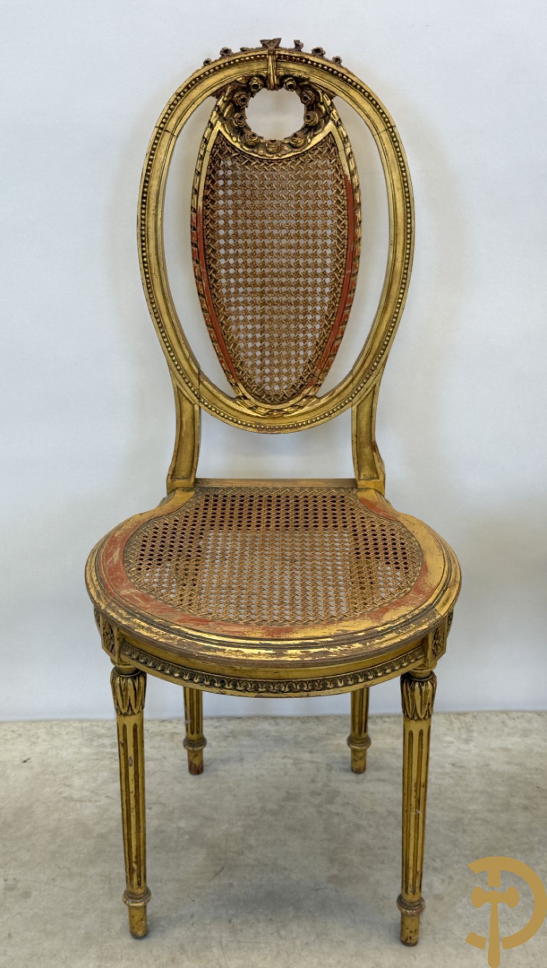 Ovale vergulde salontafel met Louis XVI motieven op gecanneleerde poten - met marmeren blad + 2 vergulde Louis XVI stoelen