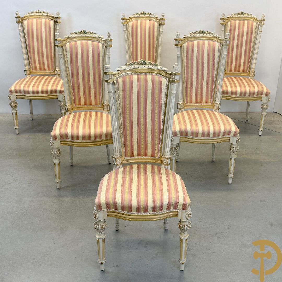 Italiaanse eetkamer met beschilderd bloemenmotief bestaande uit vierdeursdressoir met beschilderde bloemenmotieven, accanthusranken en glazen blad, tafel op gesculpteerde poten en 6 stoelen