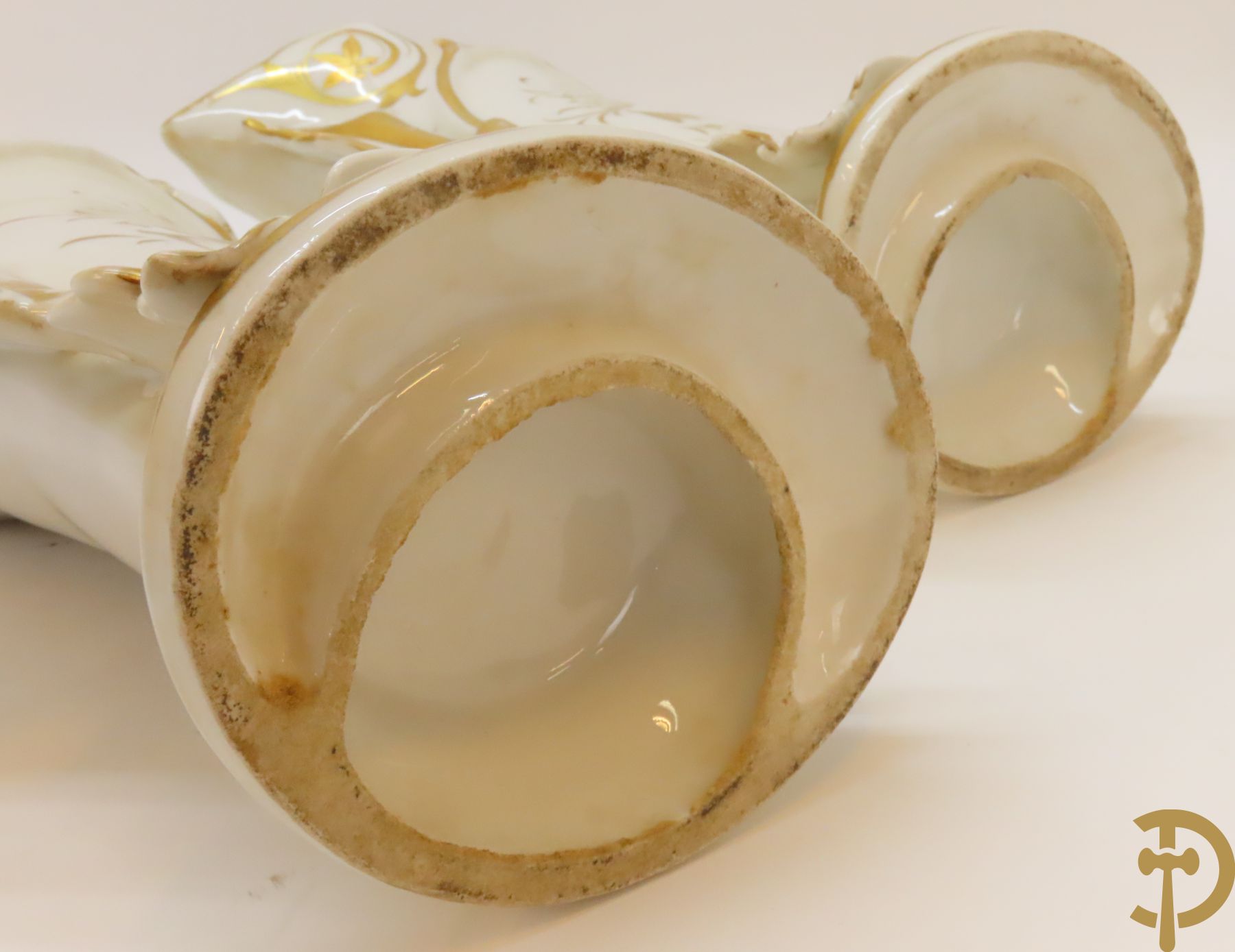 Porseleinen Vieux Paris vierarmige kandelaar met bloemen bezet + paar Vieux Bruxelles cornetvazen