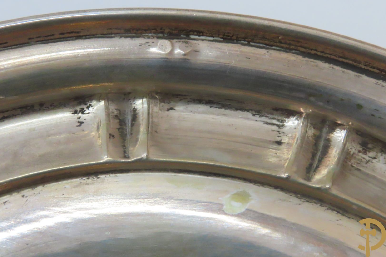 Gekleurde kristallen coupe op massief zilveren voet, gemerkt HB