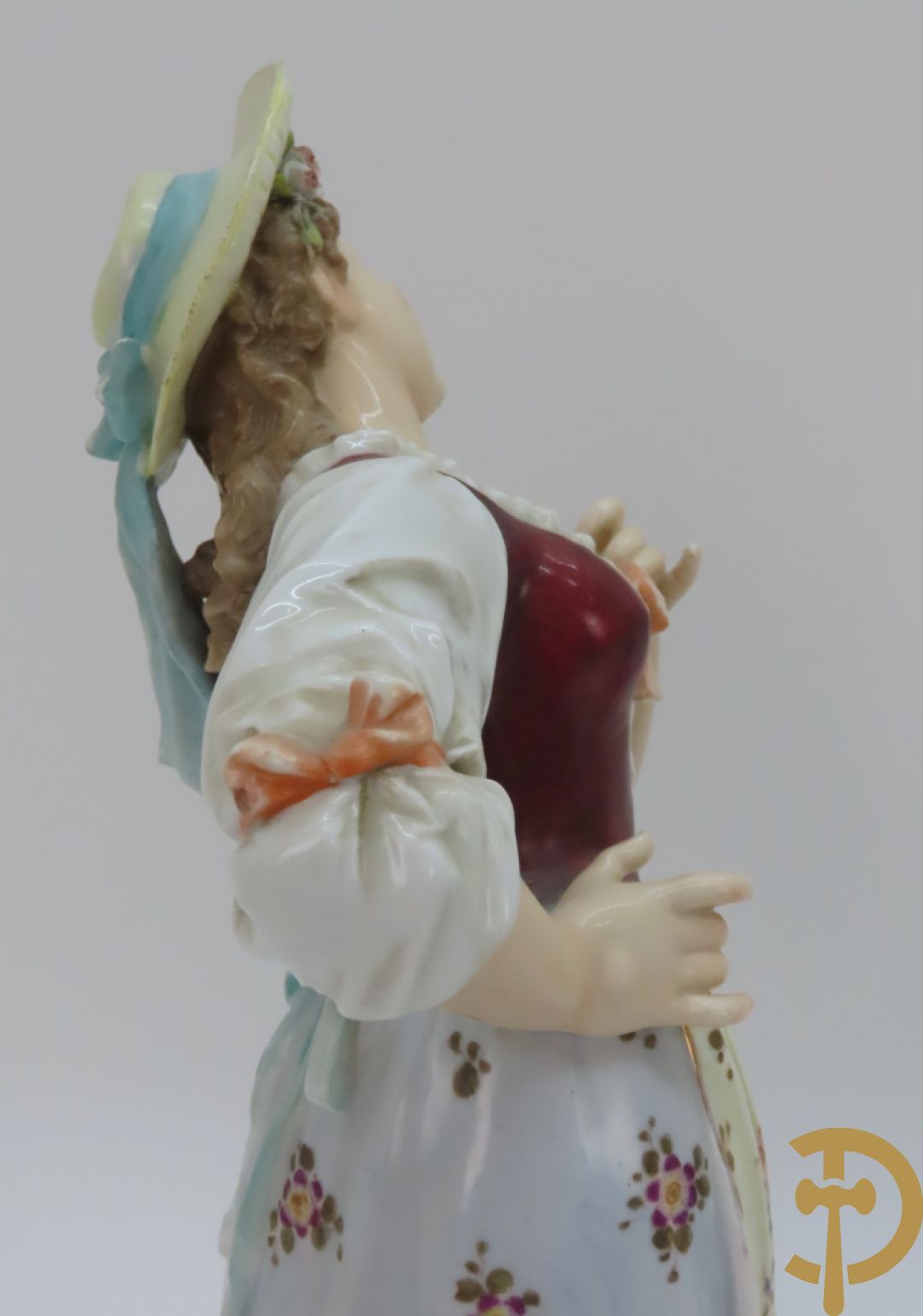 Paar meerkleurige porseleinen beelden van romantisch koppel , onderaan gemerkt