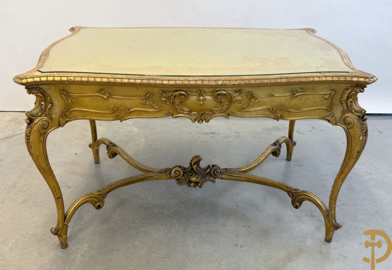 Vergulde tafel met rocailles en geslepen glazen blad op voluutvormige poten, Louis XV stijl