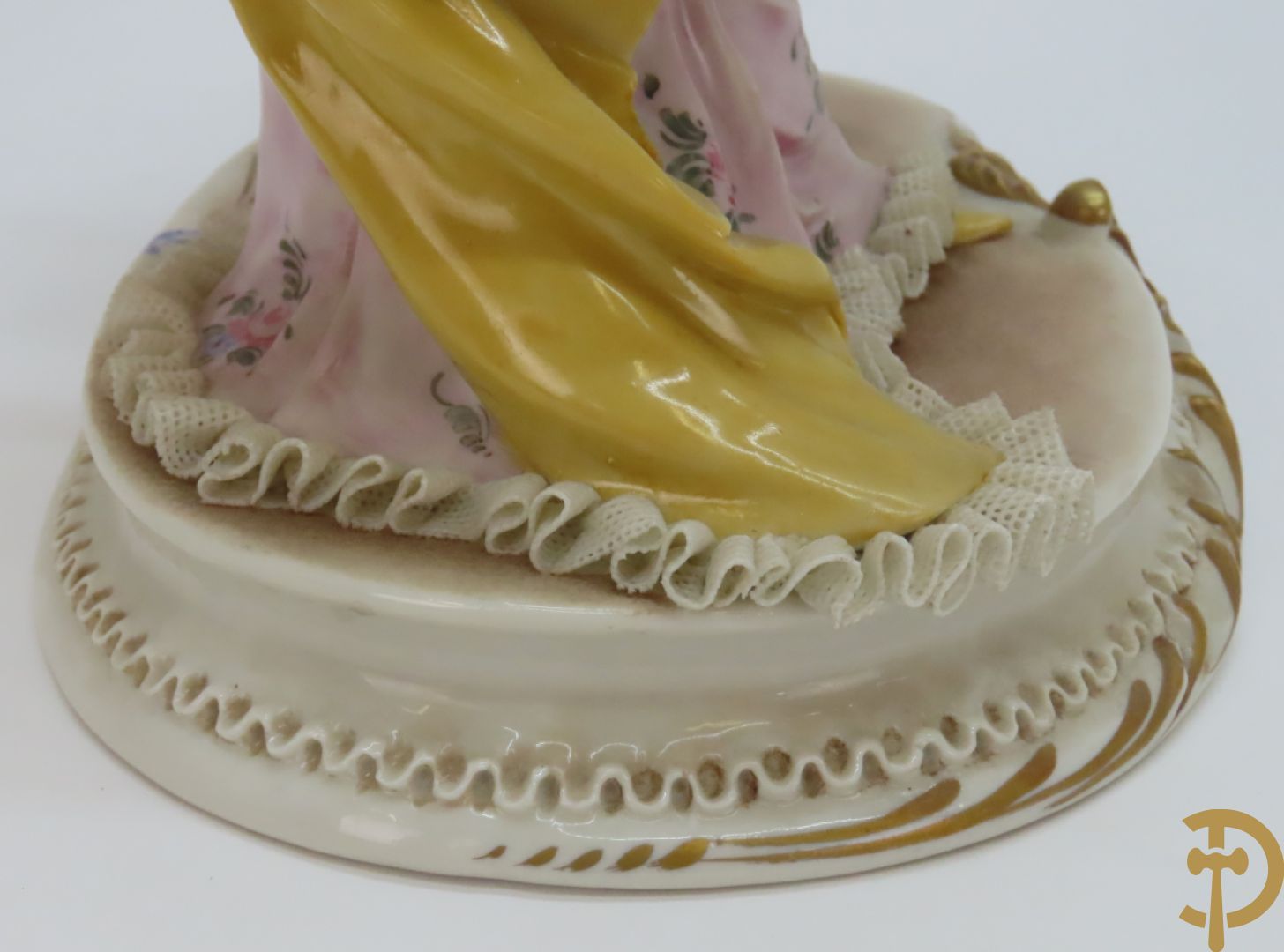 Drie porseleinen sierstukken 