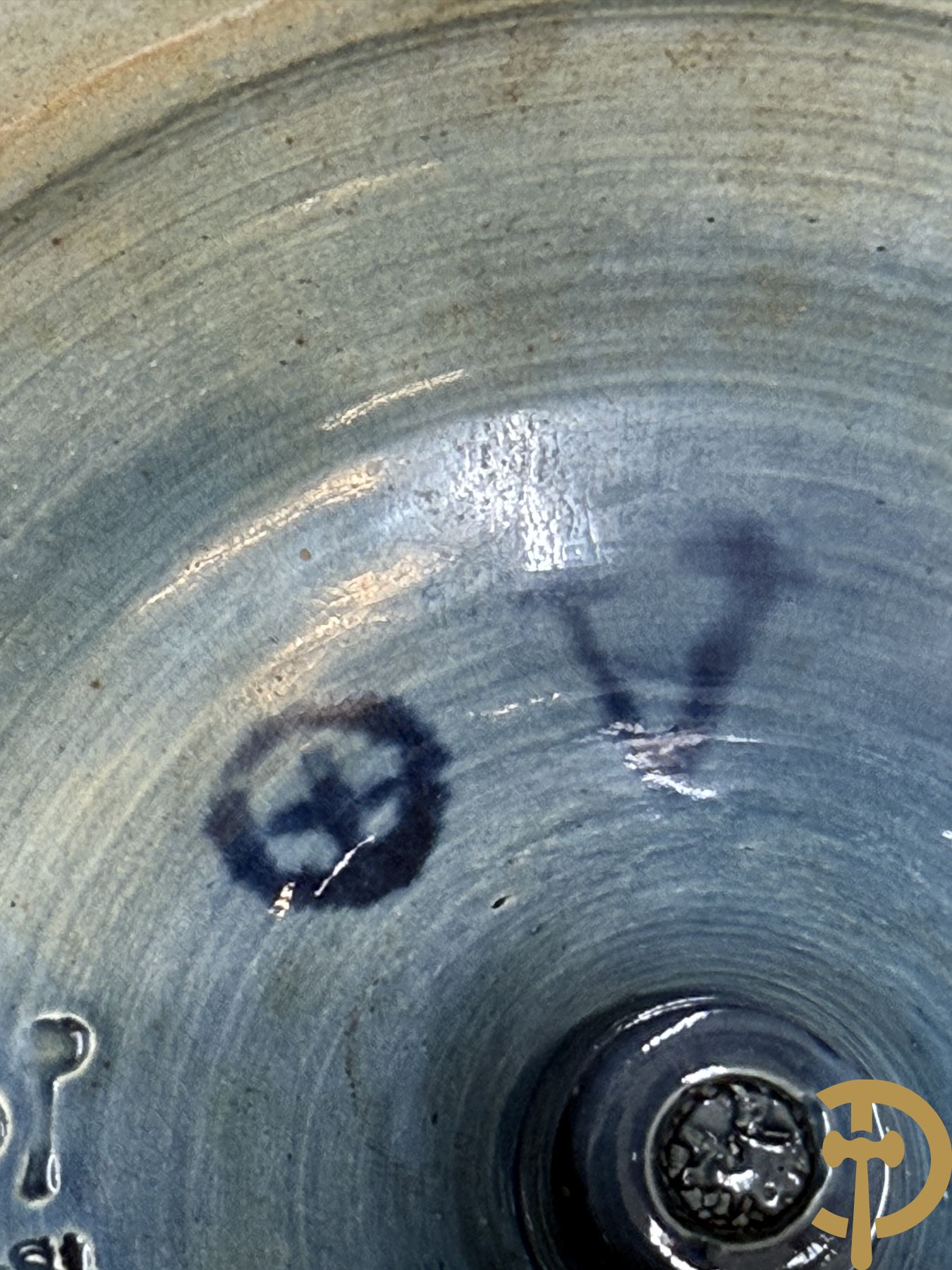 Paar meerkleurige vazen in Oostenrijkse faience met bloemendecor op koperen voet, Gerbing & Stephan, begin 1900