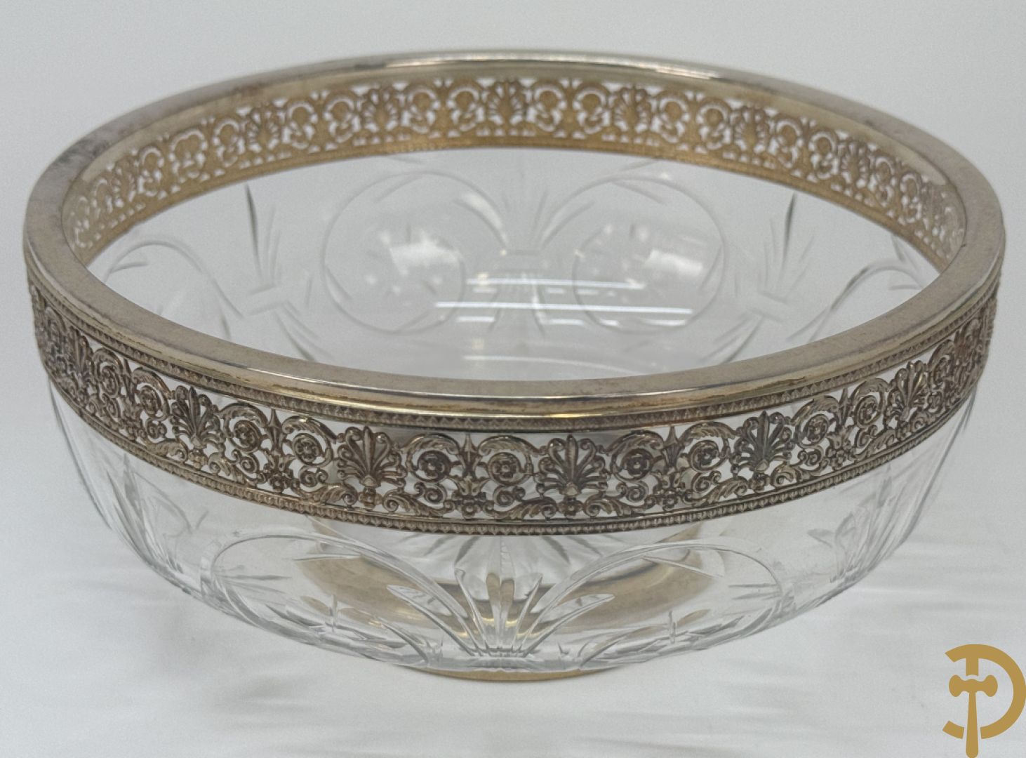 Kristallen flacon met verzilverd omhulsel en geanimeerd tafereel + kristallen coupe met verzilverde rand + kristallen coupe met vergulde louis XVI strikken en guirlandes