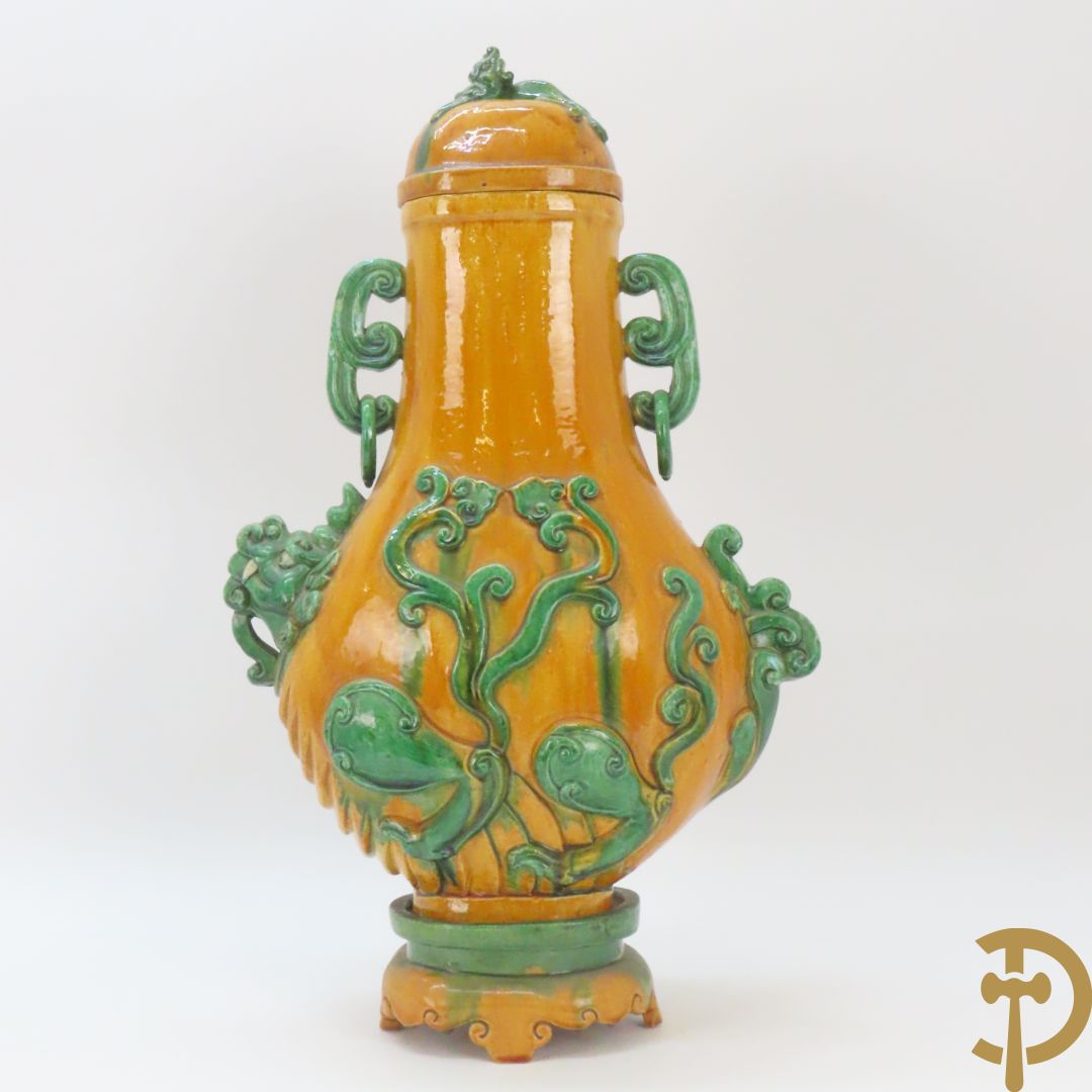 Geglazuurde Chinese aardewerken dekselvaas met fo honden en plantenmotieven