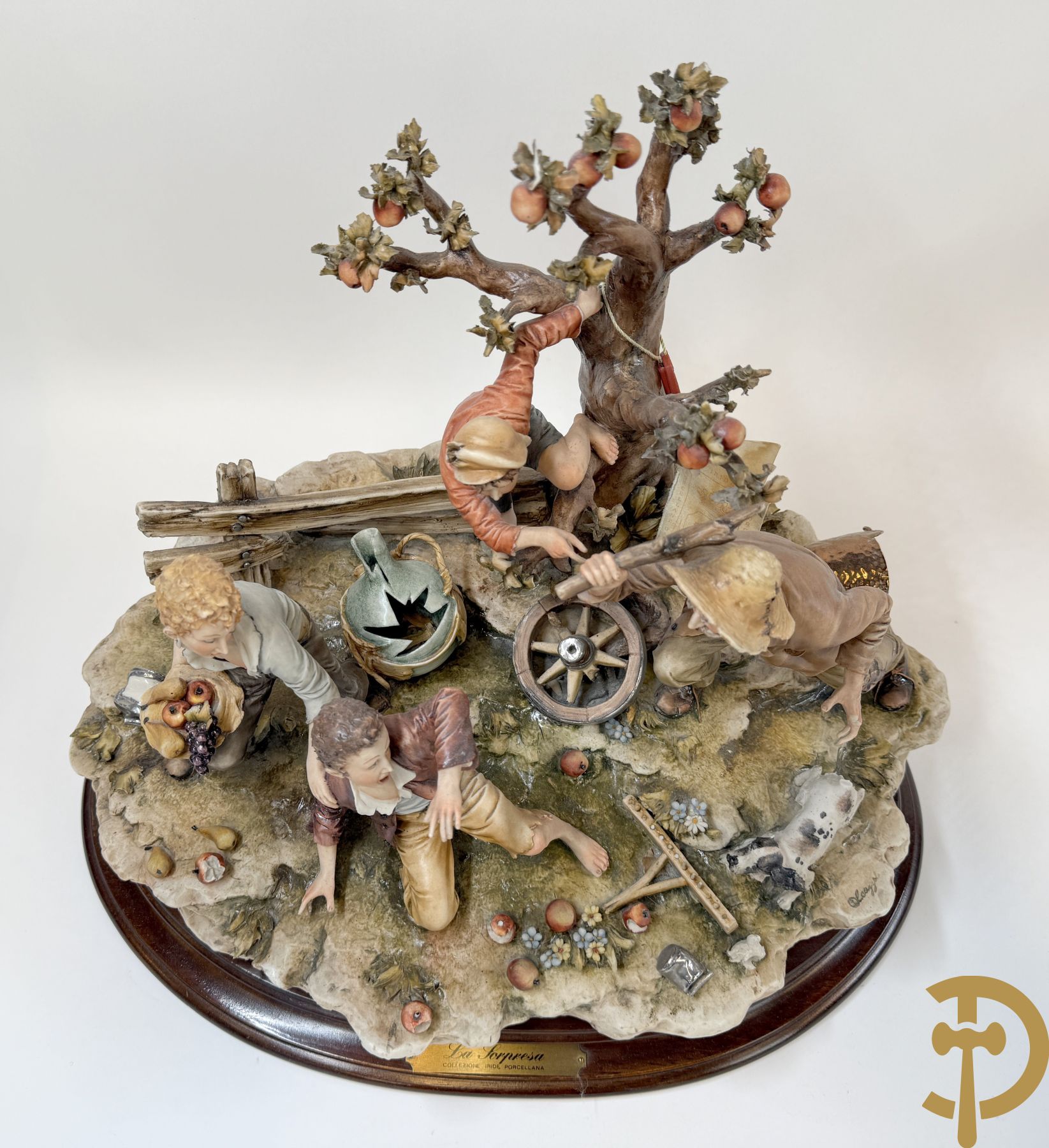 Twee grote Italiaanse groepen in 
gekleurde biscuit : jongens plukken appels - onderonsje aan tafel + 4 groepen in gekleurde Italiaanse biscuit