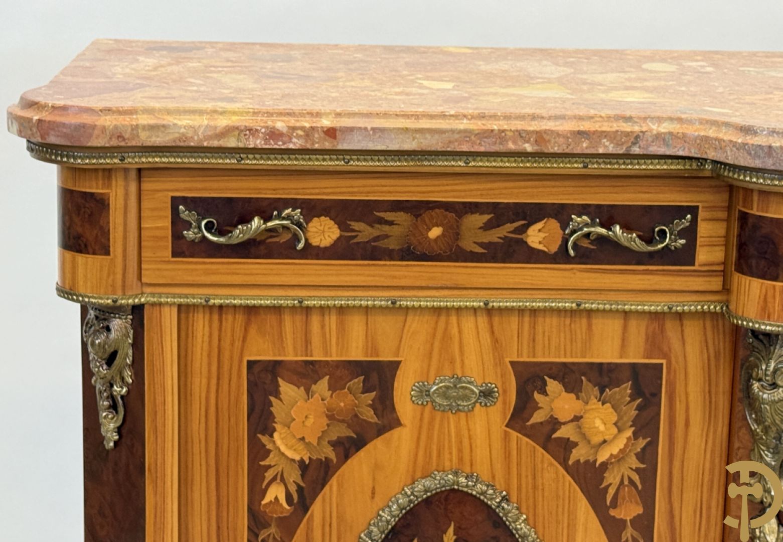 Notelaren driedeursdressoir met bloemenmarquetterie, bronsbeslag en marmeren blad