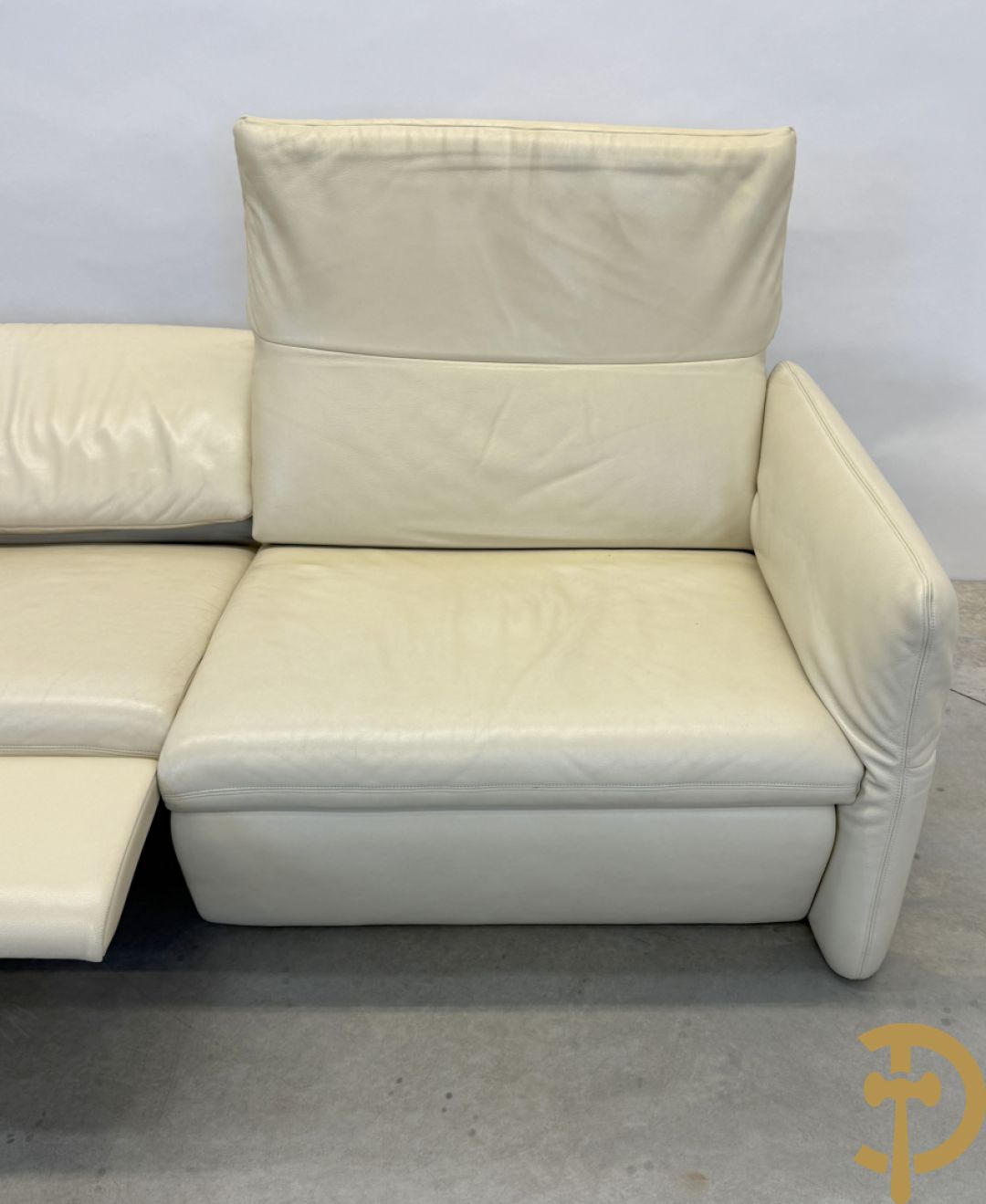 Salonensemble Koinor bestaande uit 3 elementen waarvan groot element met uittrekbaar voeteinde en twee tweezits