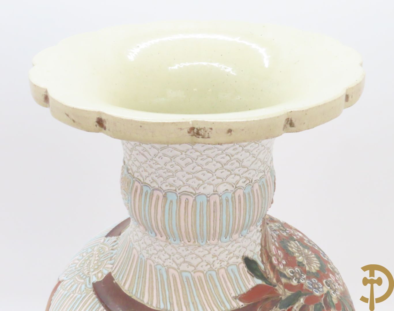 Paar Japanse Satsumat vazen met kijgerdecor en geanimeerde scènes, zijdelings met vogels bezet