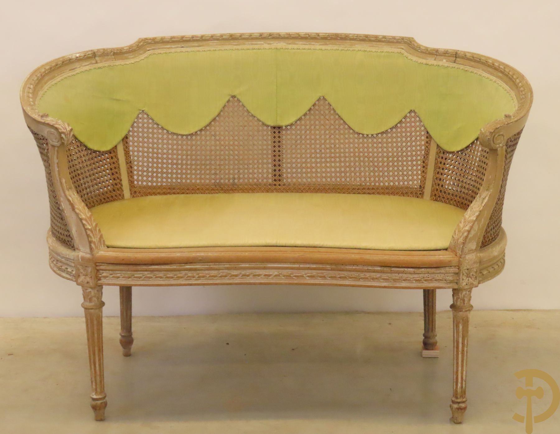 Gemonochromeerde bergère met groene mohair stof + gemonochromeerde en gecaneerde canapé Louis XVI stijl