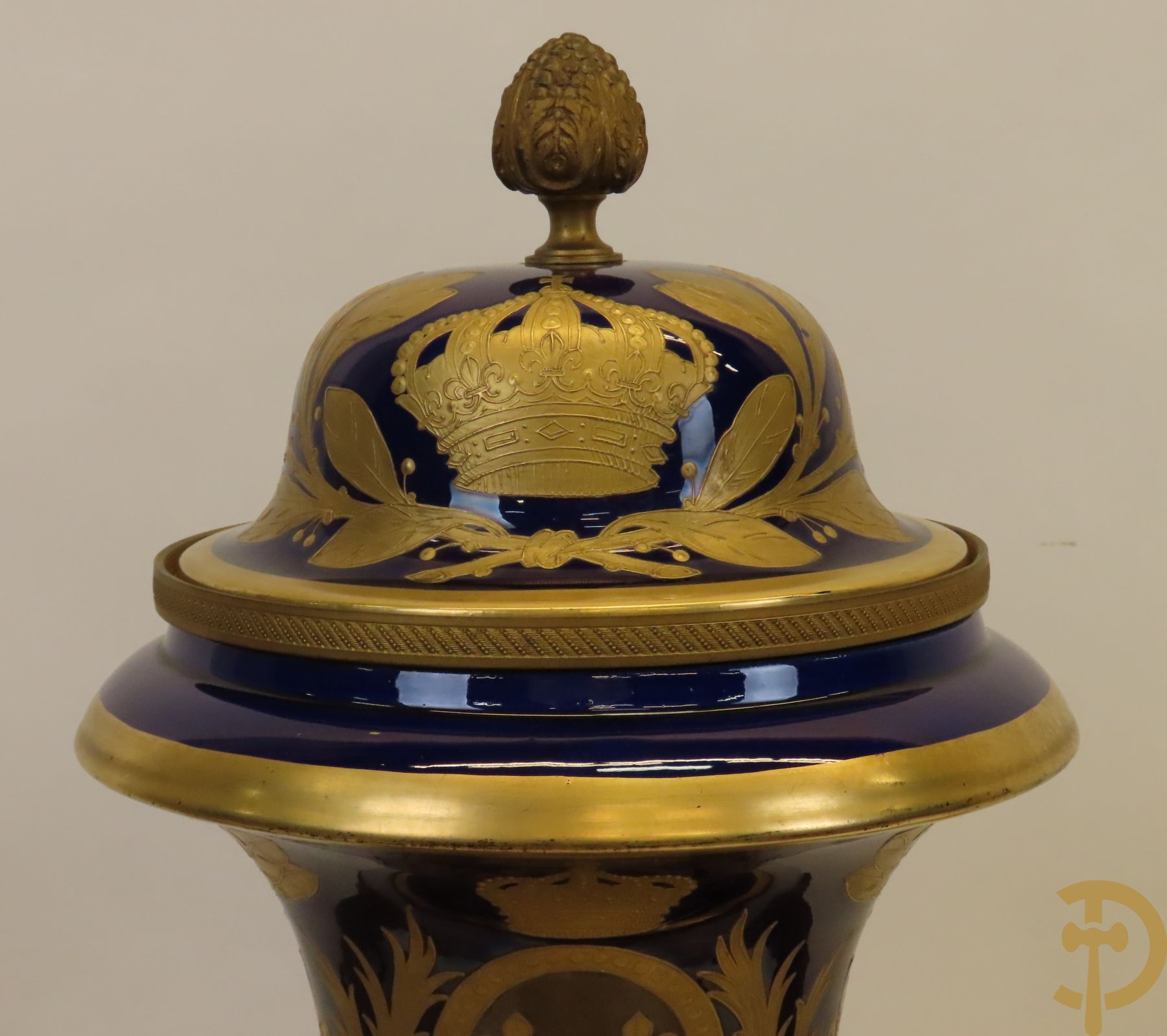 Grote porseleinen Sèvres vaas met dubbel decor van cavalerie, slagveldtaferelen en zicht op kasteel, DESPREZ H. getekend in het decor - bovenaan met verguld decor en zijdelings met bronzen oren en accanthusranken - deksel met Sèvres merkteken - op vierkante bronzen sokkel met klauwepoten